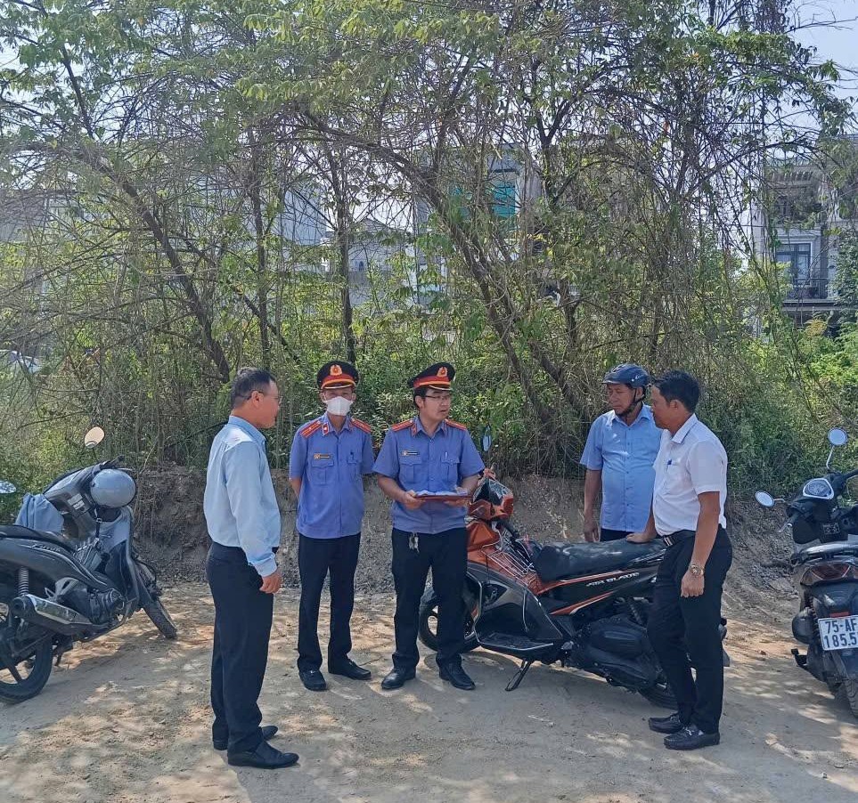 Tháo dỡ căn nhà tôn, trả lại hiện trạng đất cho Nhà nước