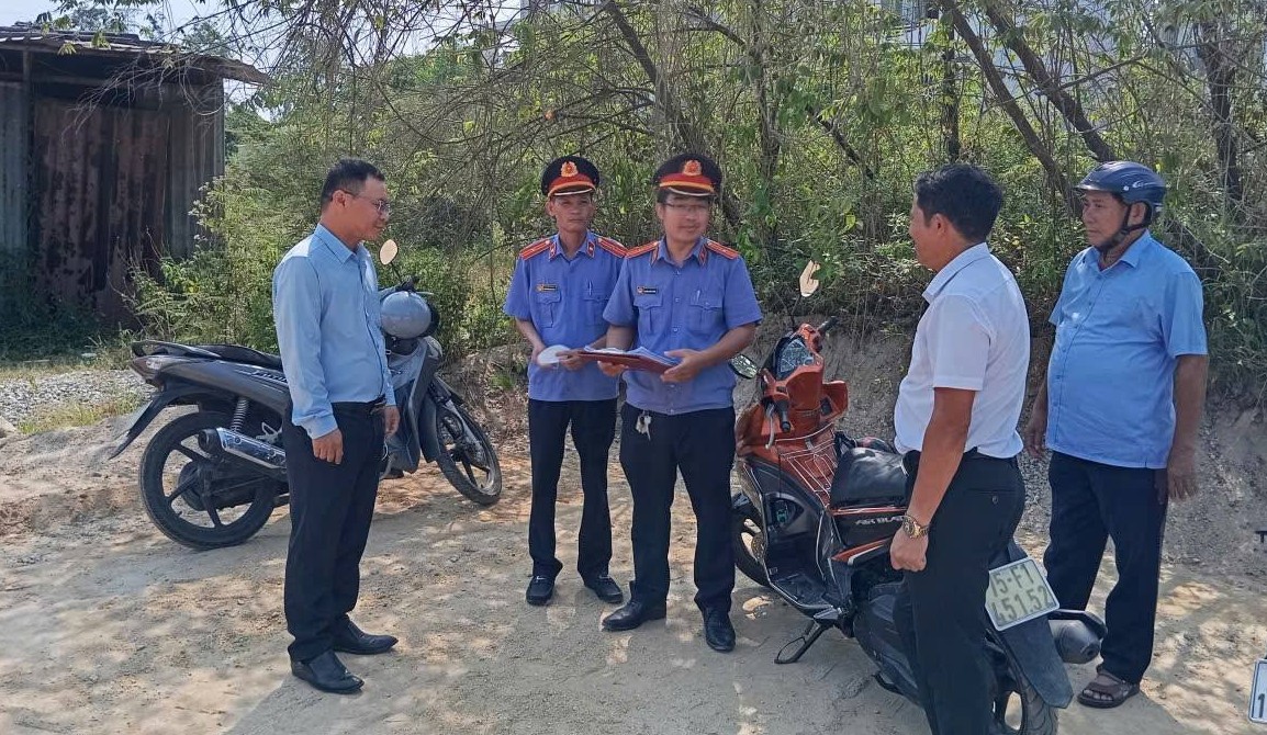 Tháo dỡ căn nhà tôn, trả lại hiện trạng đất cho Nhà nước