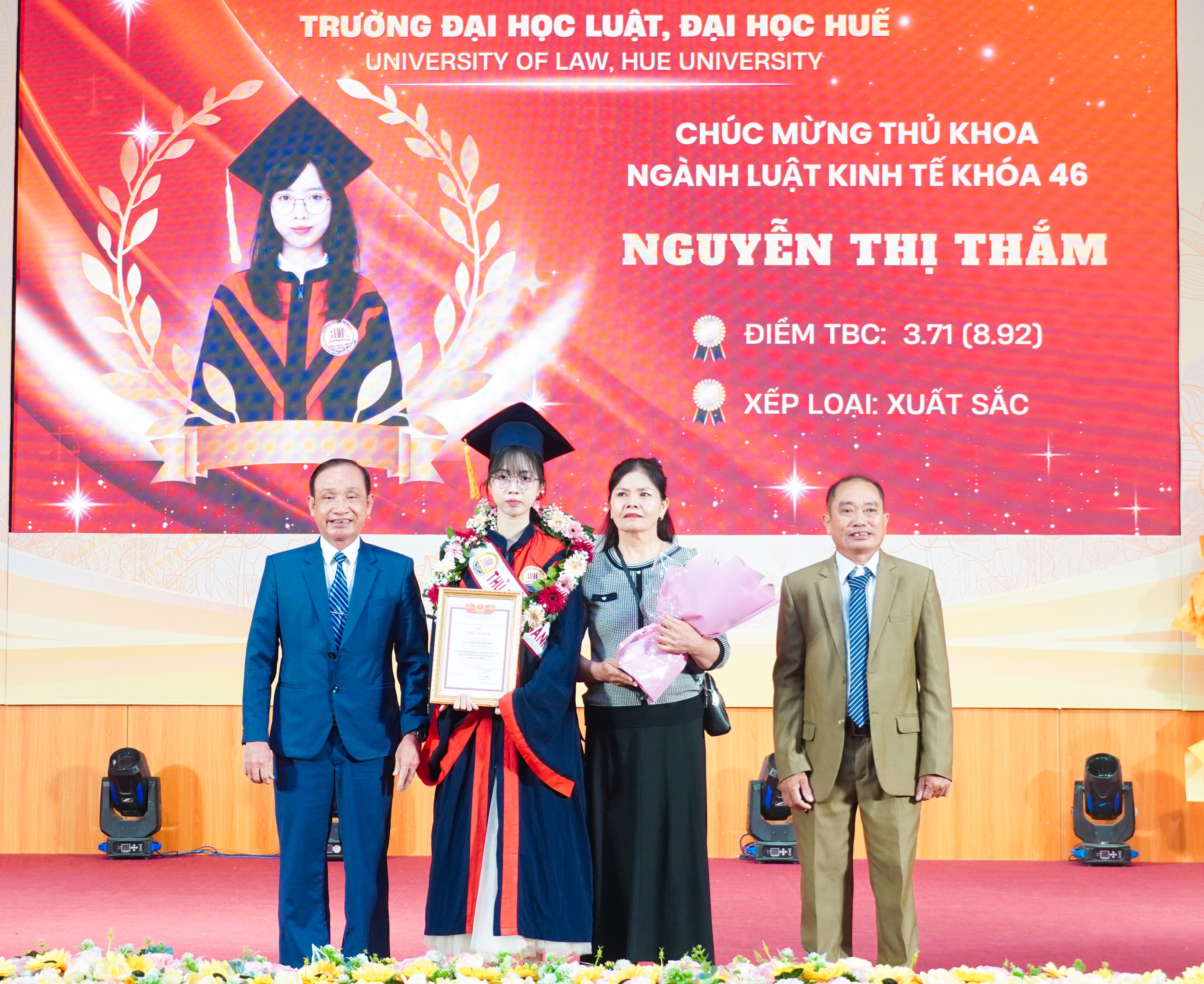 Trao bằng cho 821 tân cử nhân ngành Luật và Luật Kinh tế
