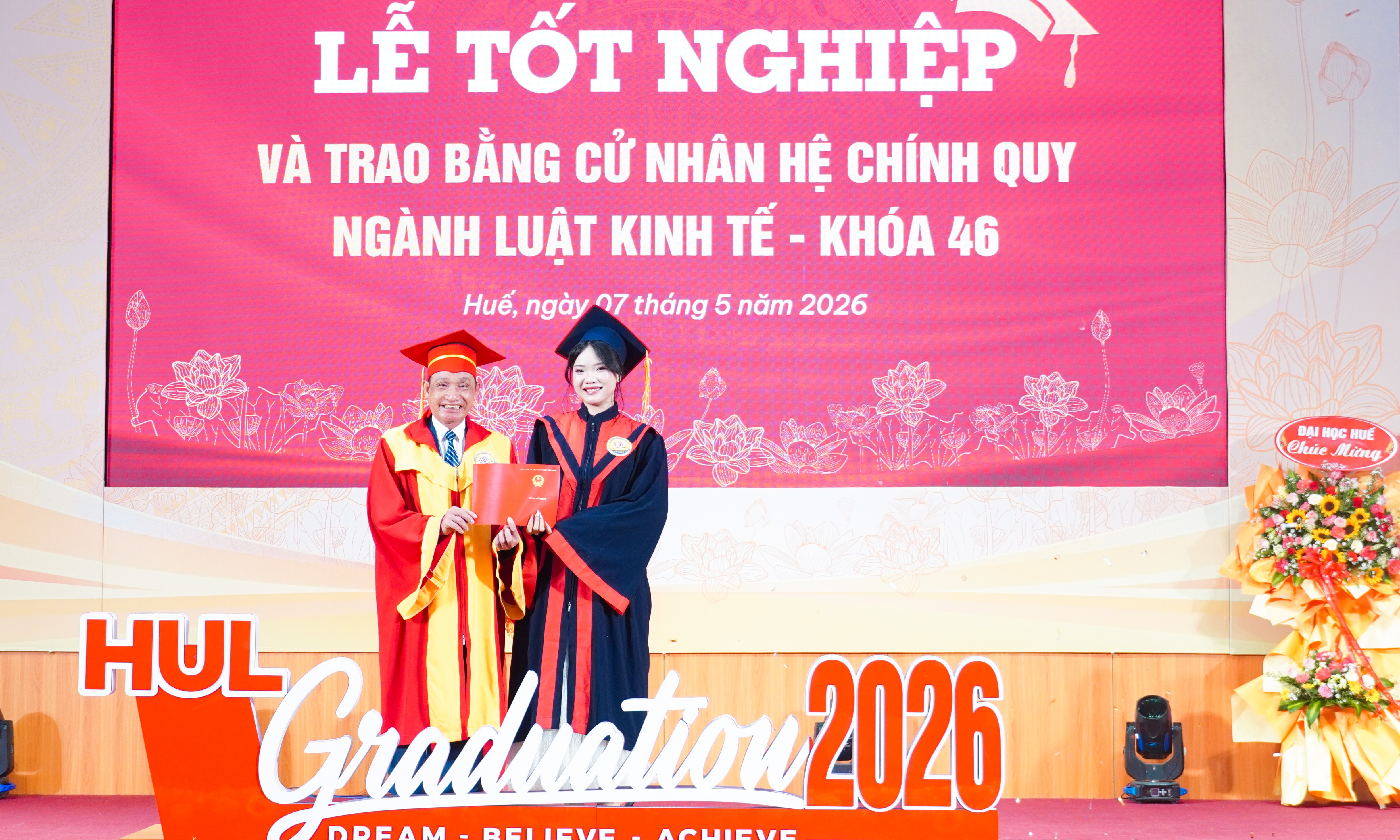 Trao bằng cho 821 tân cử nhân ngành Luật và Luật Kinh tế