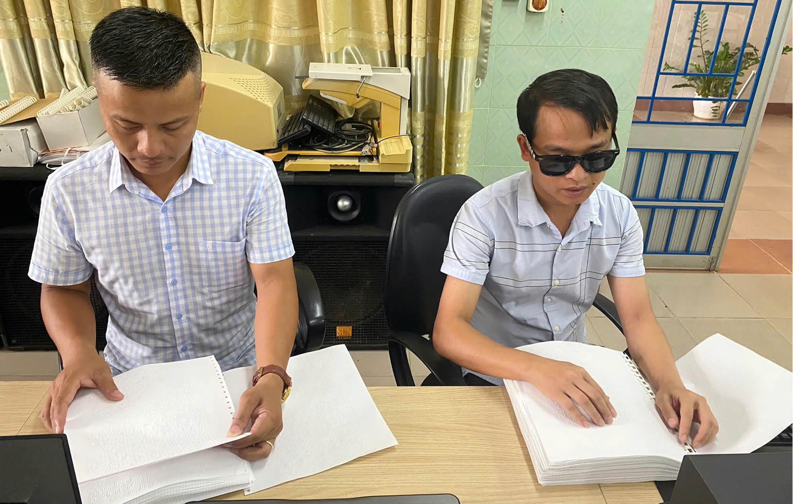 Sách chữ nổi vào thư viện Thêm cơ hội cho học sinh khiếm thị