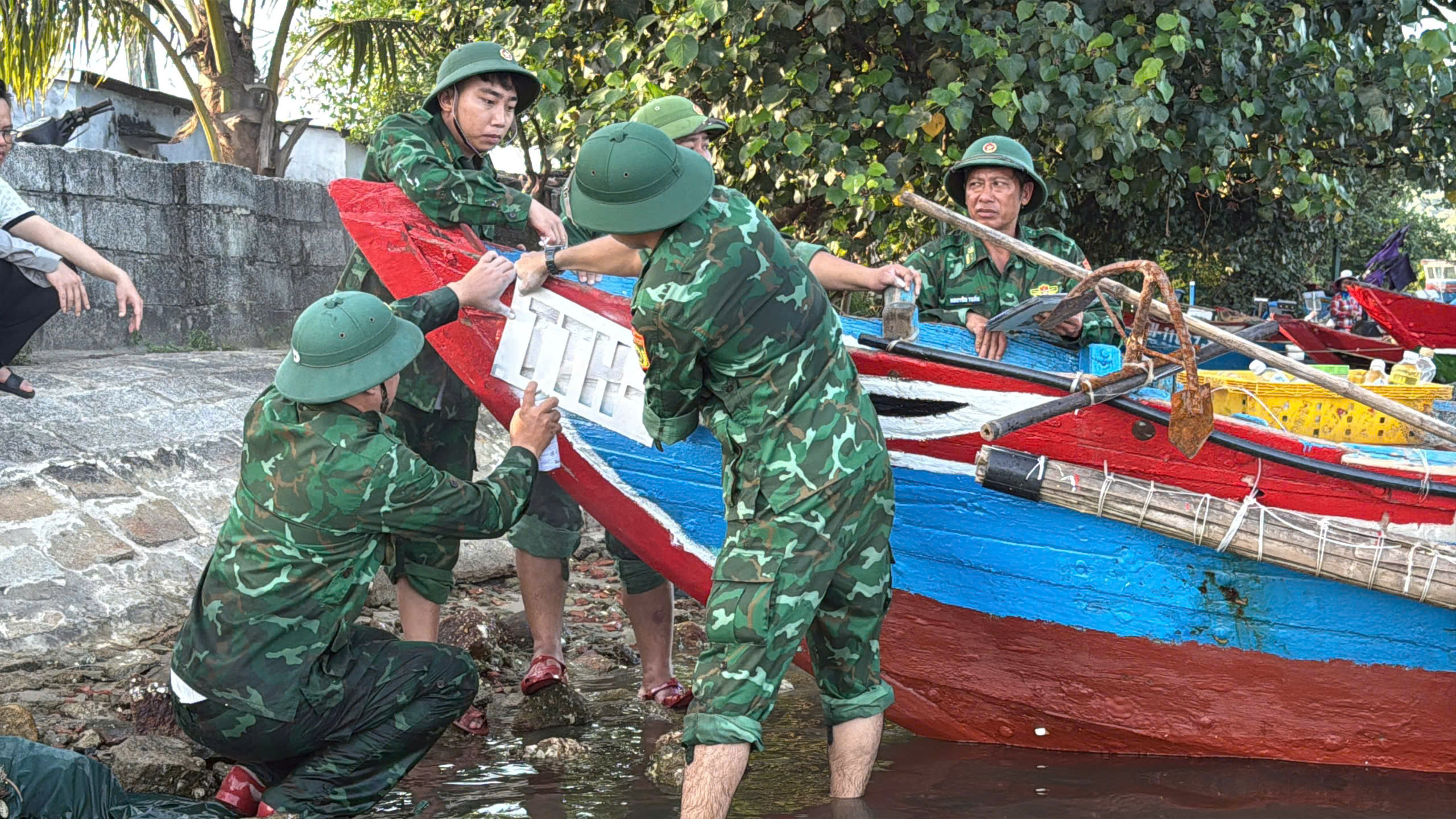Nhiều hoạt động giúp người dân trên hai tuyến biên giới