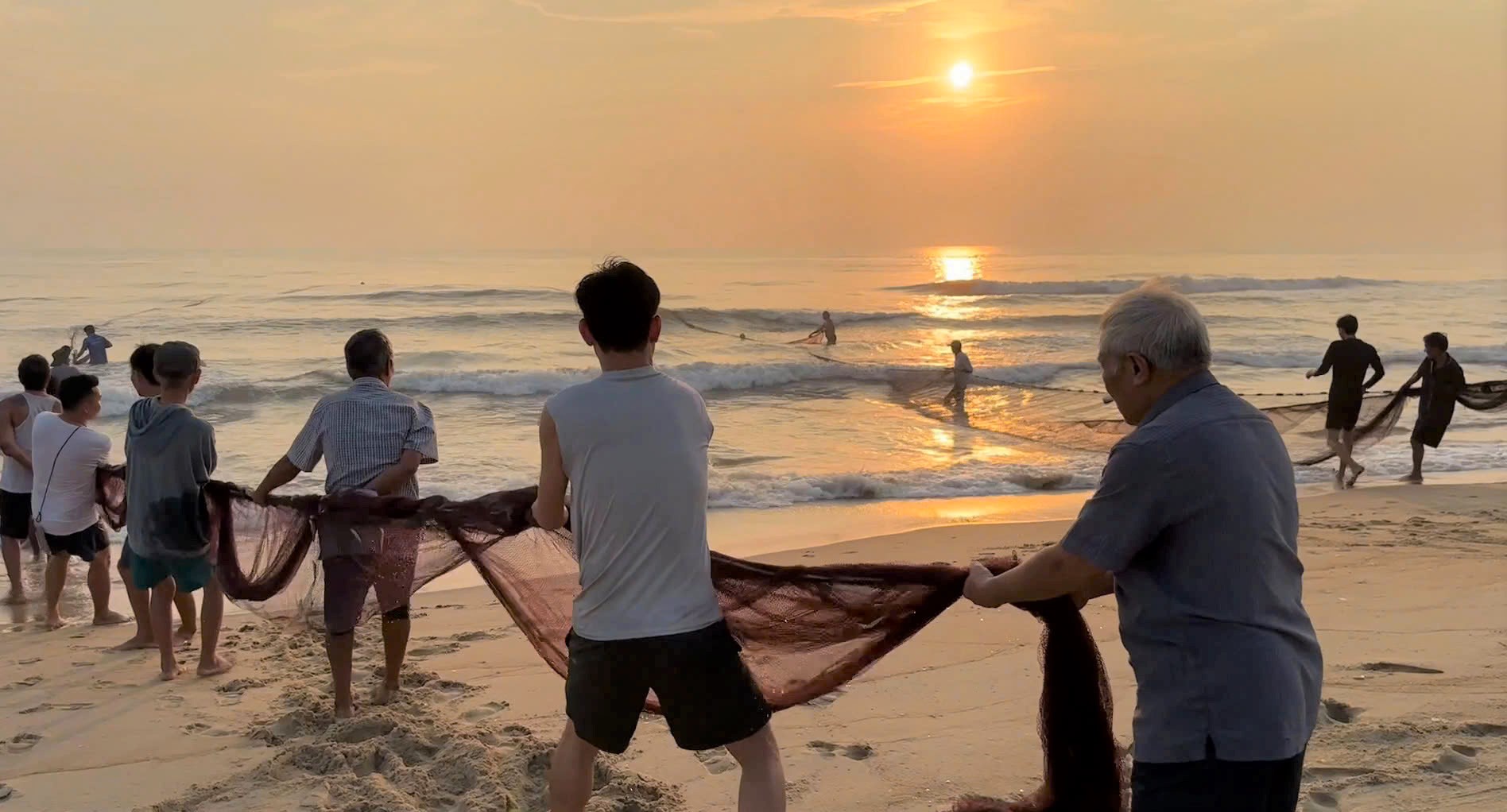 Về biển kéo lưới rùng