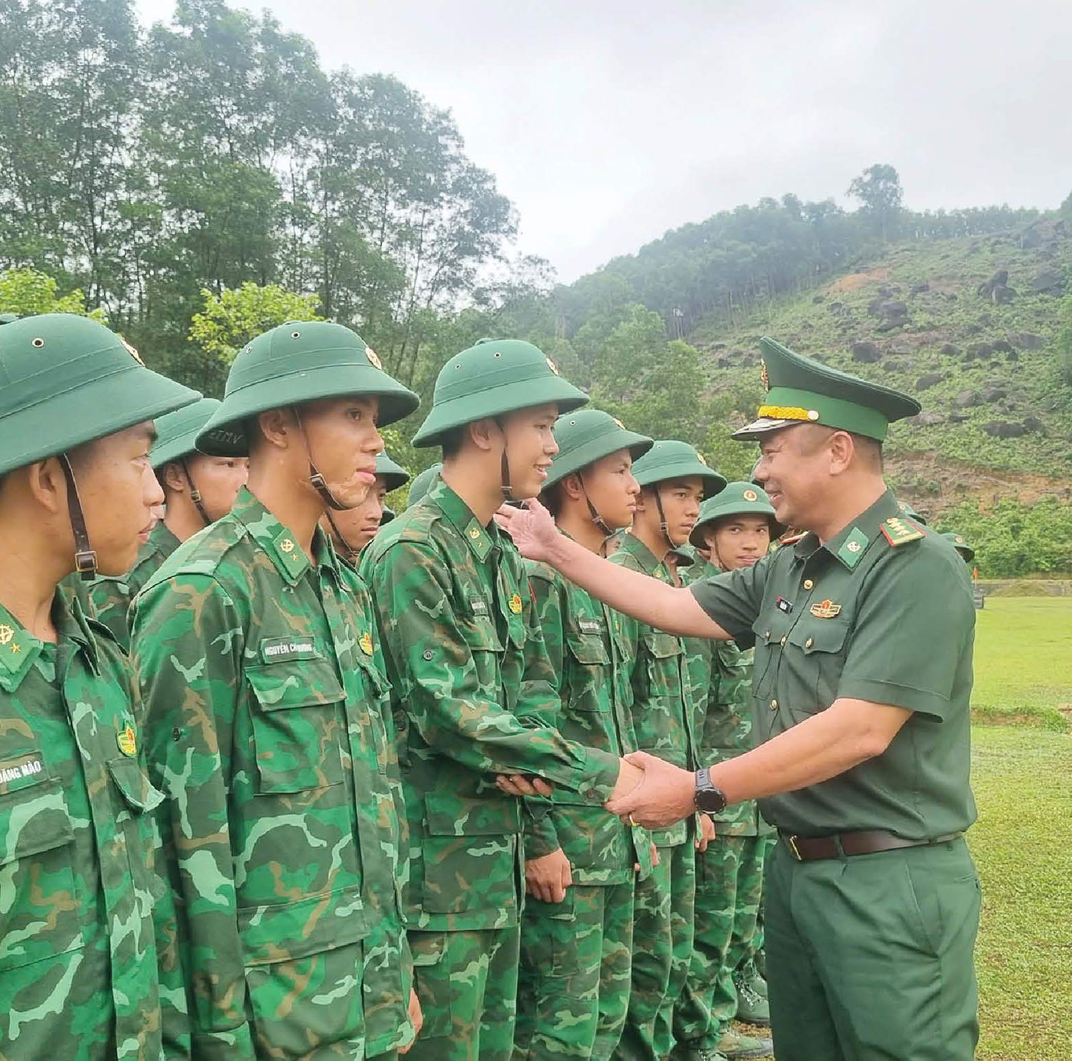 Trên thao trường nắng gió