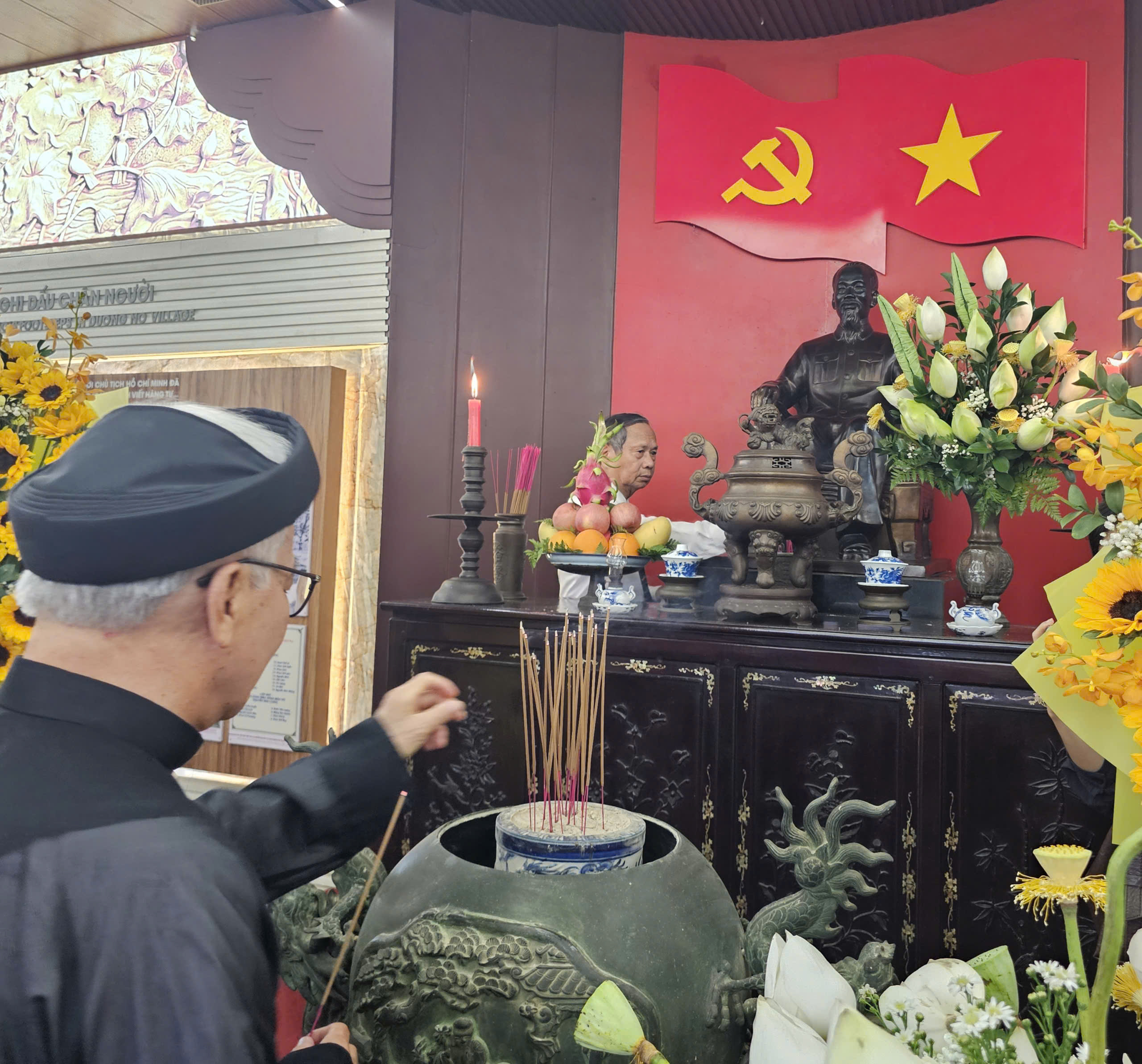 Khai hội làng Dương Nỗ nhân kỷ niệm 136 năm Ngày sinh Chủ tịch Hồ Chí Minh