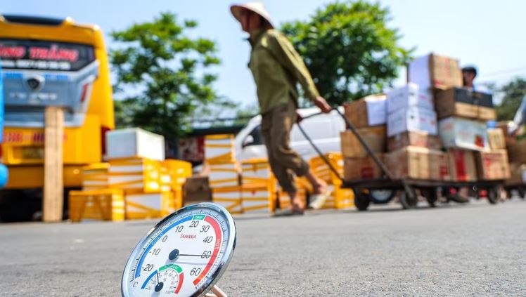 Thời tiết ngày 15 5 Nắng nóng bao trùm cả nước; Hà Nội nhiệt độ hơn 37 độ C, trời oi bức