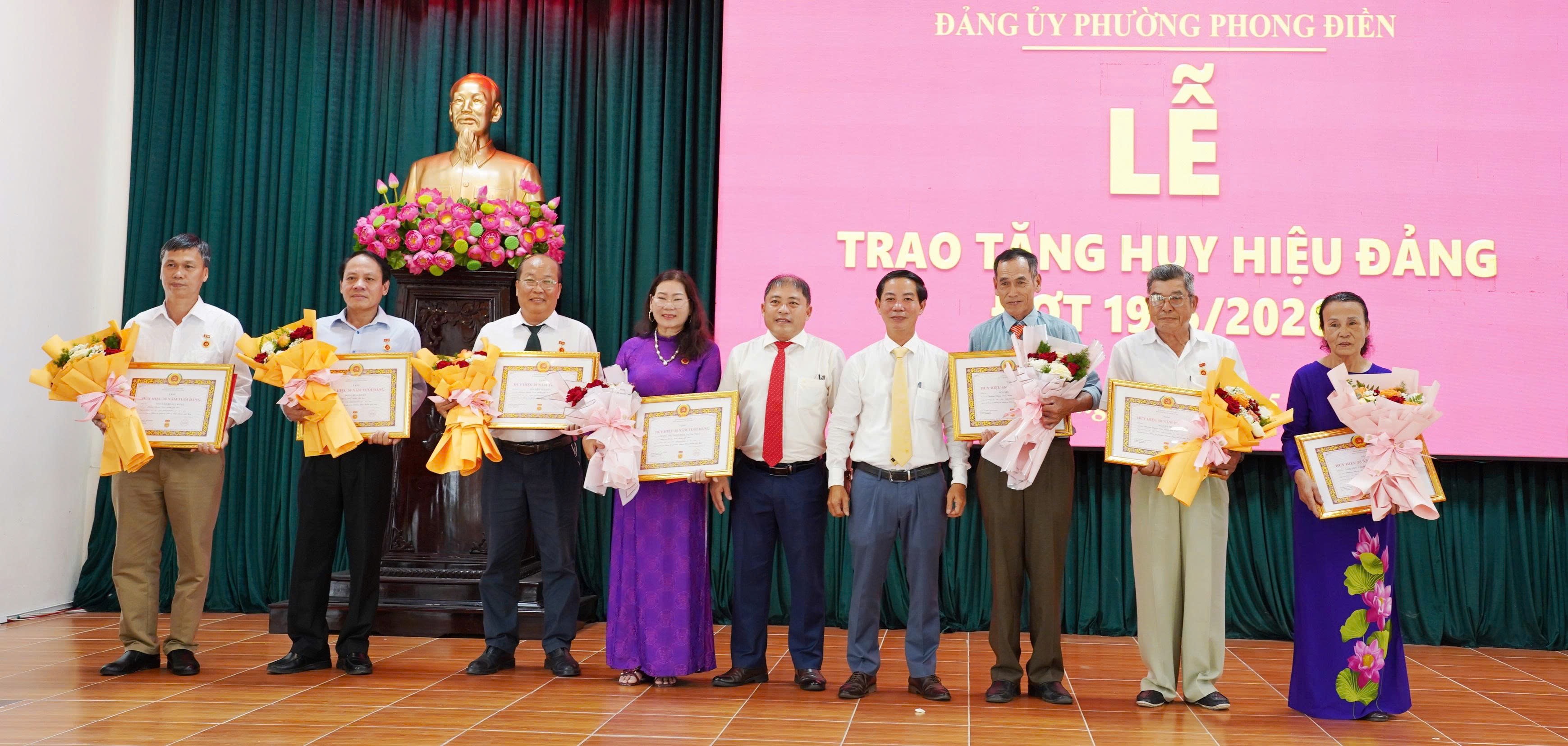 Phường Phong Điền Trao tặng Huy hiệu Đảng cho 7 đảng viên