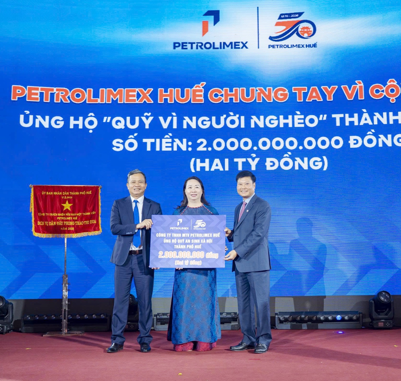 Petrolimex Huế trao tặng 2 tỷ đồng cho Quỹ an sinh xã hội thành phố