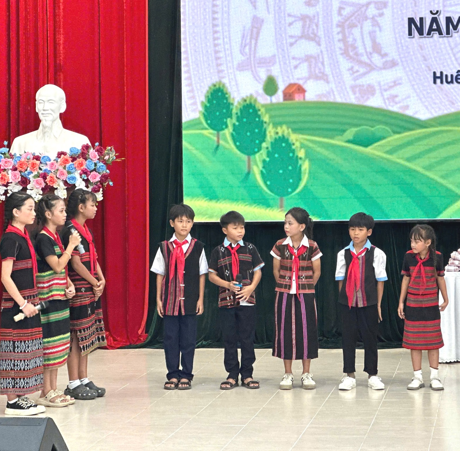 Học sinh dân tộc thiểu số hào hứng với ngày hội “Tiếng Việt của chúng em”