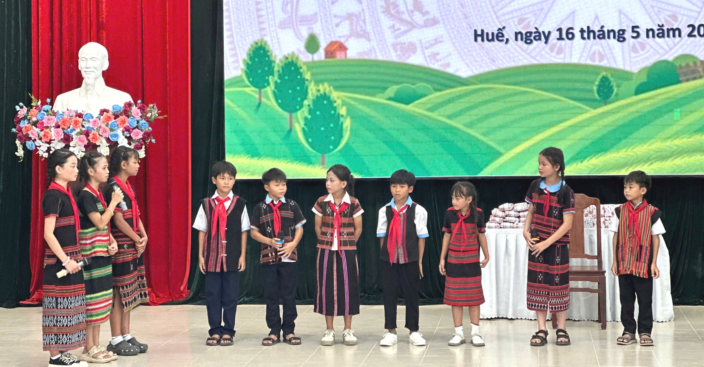 Học sinh dân tộc thiểu số hào hứng với ngày hội “Tiếng Việt của chúng em”