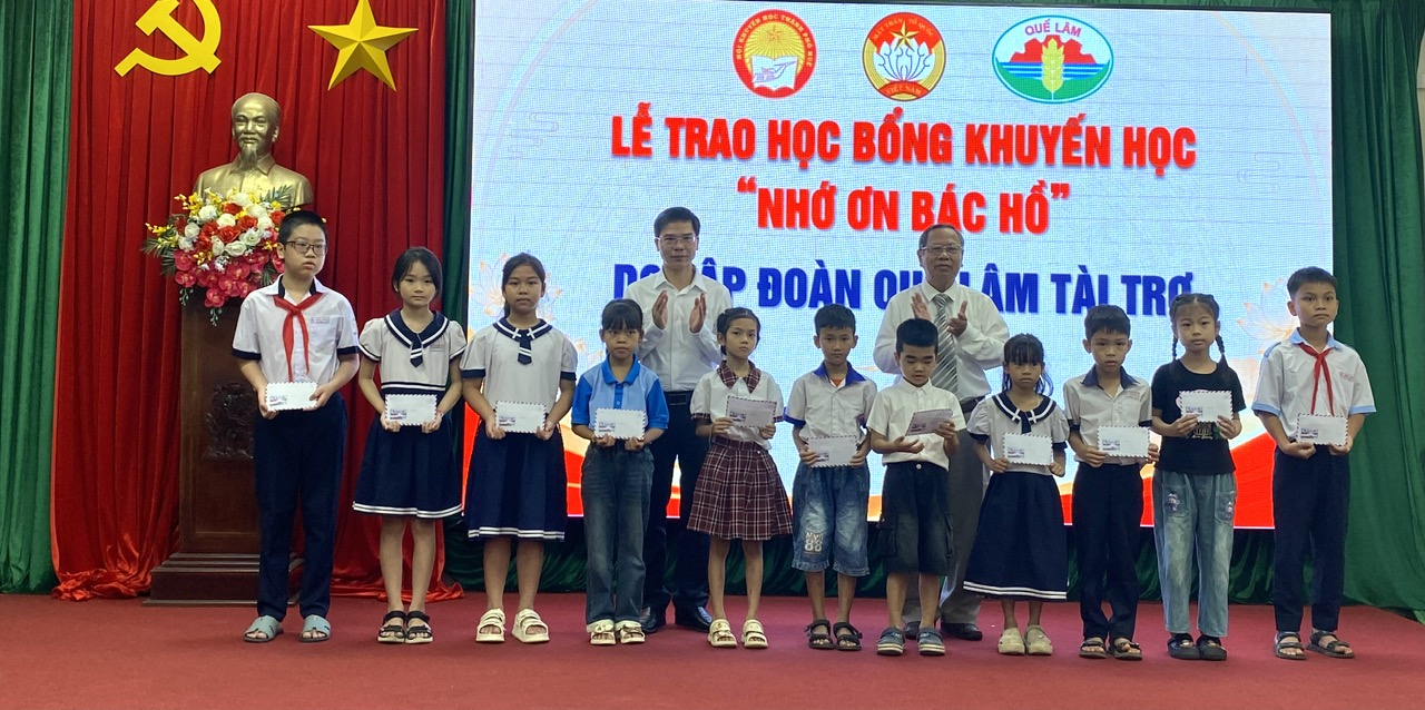 Trao 100 suất học bổng cho học sinh vượt khó học giỏi