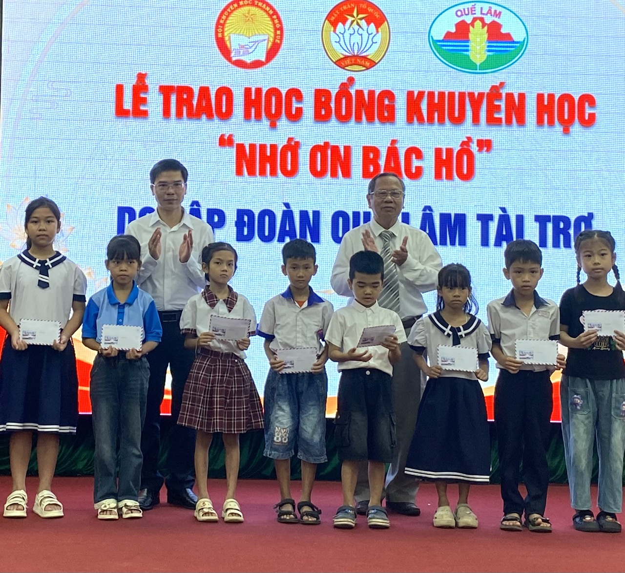 Trao 100 suất học bổng cho học sinh vượt khó học giỏi