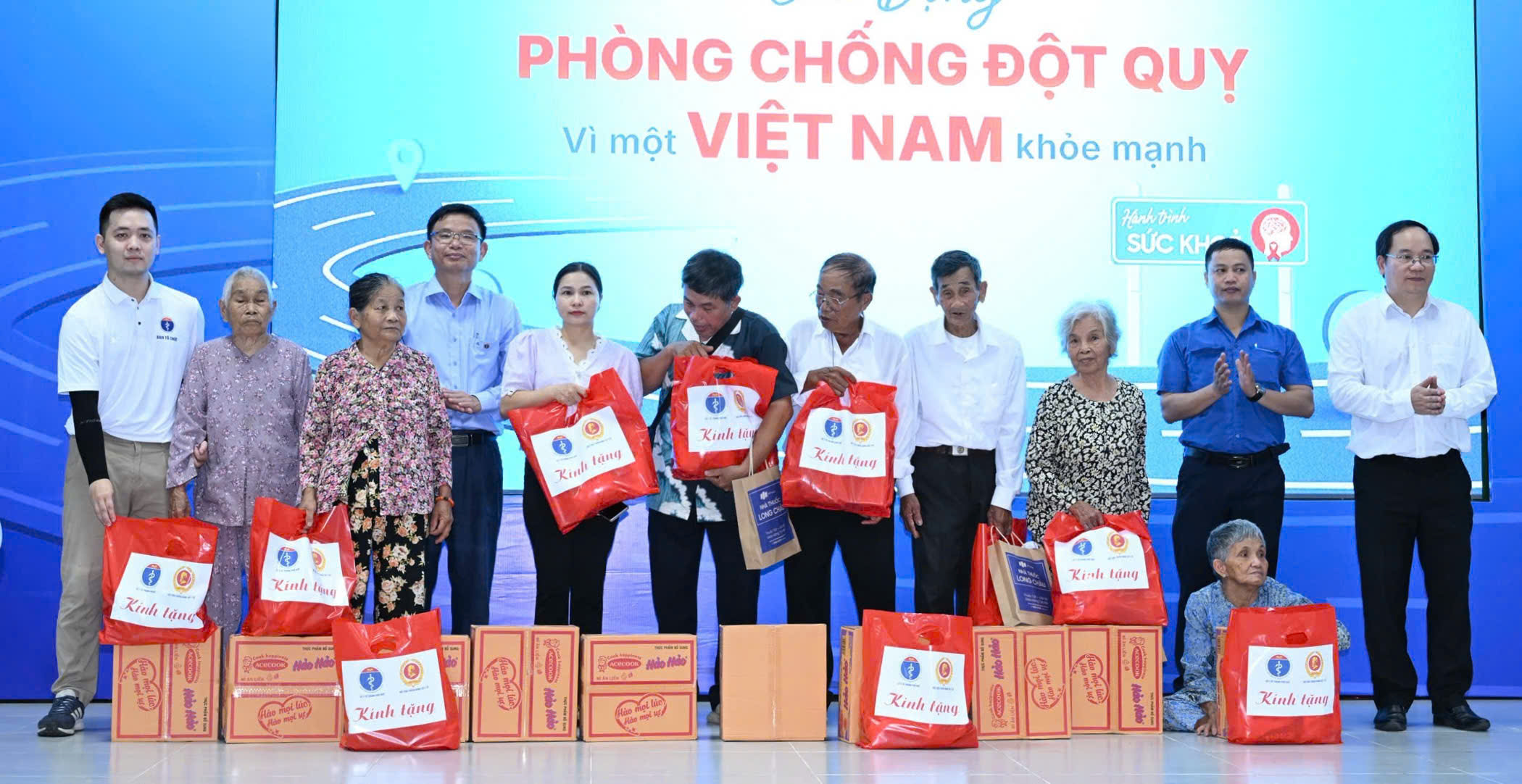 Khám bệnh, cấp phát thuốc miễn phí cho gần 1 000 người dân xã Vinh Lộc