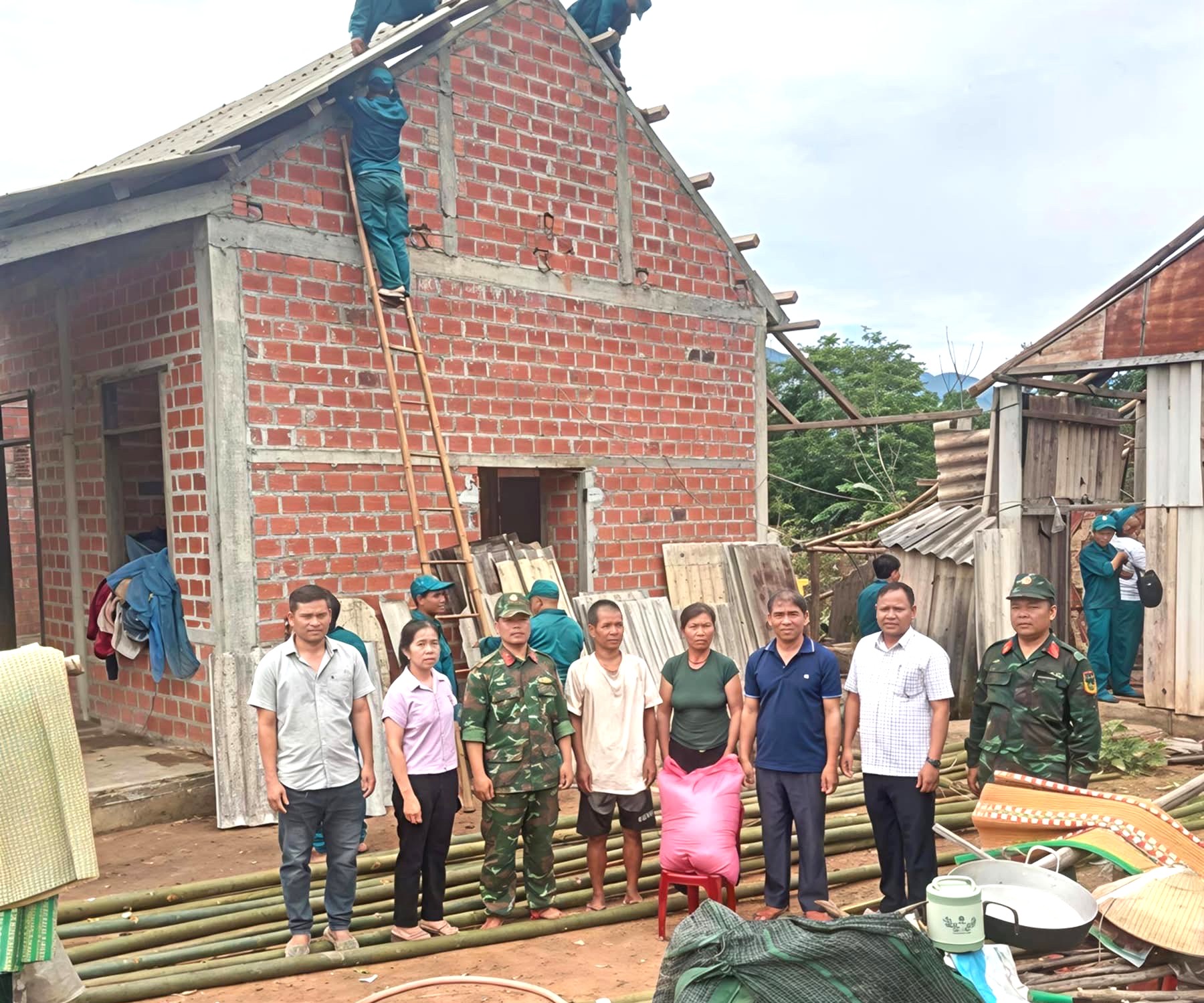 Long Quảng Kịp thời hỗ trợ người dân sửa chữa nhà bị lốc xoáy làm hư hỏng