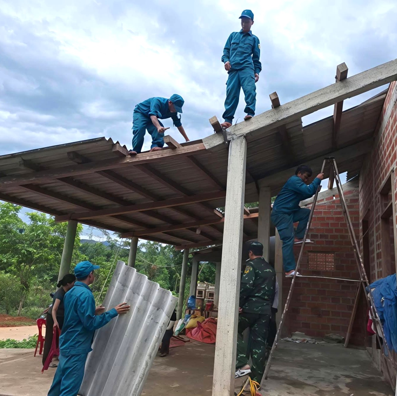 Long Quảng Kịp thời hỗ trợ người dân sửa chữa nhà bị lốc xoáy làm hư hỏng