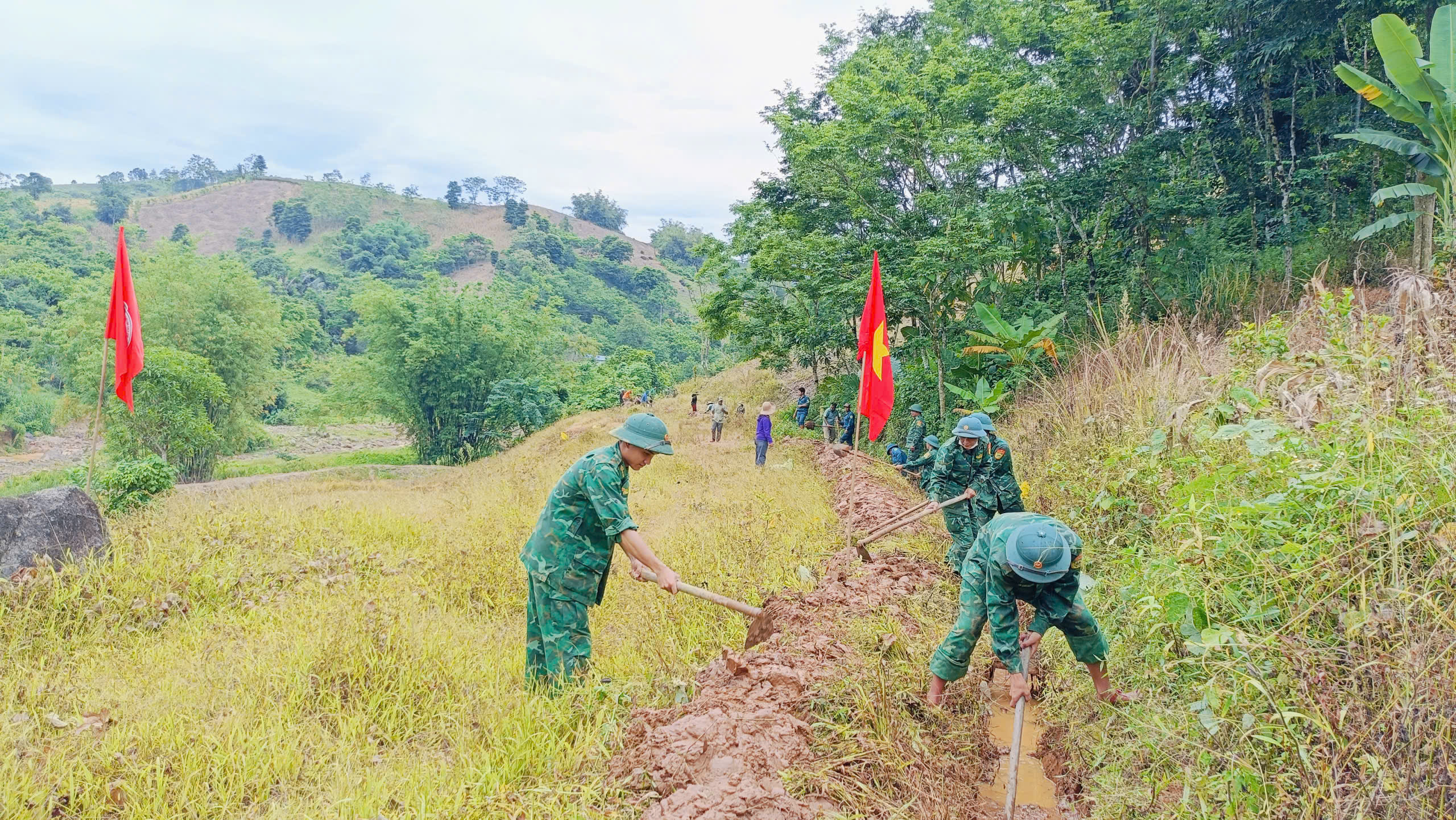 Giúp người dân biên giới nạo vét kênh mương