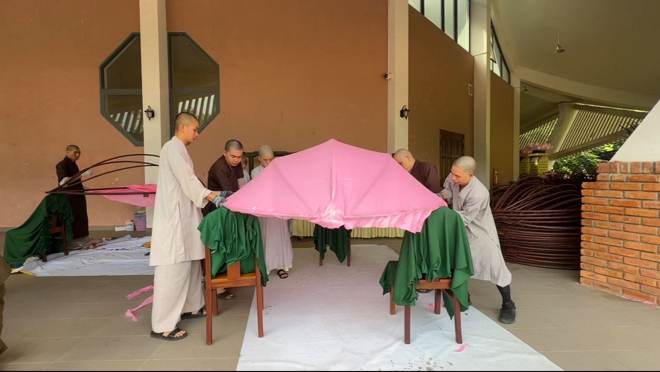 Kết sen khổng lồ mừng mùa Phật đản