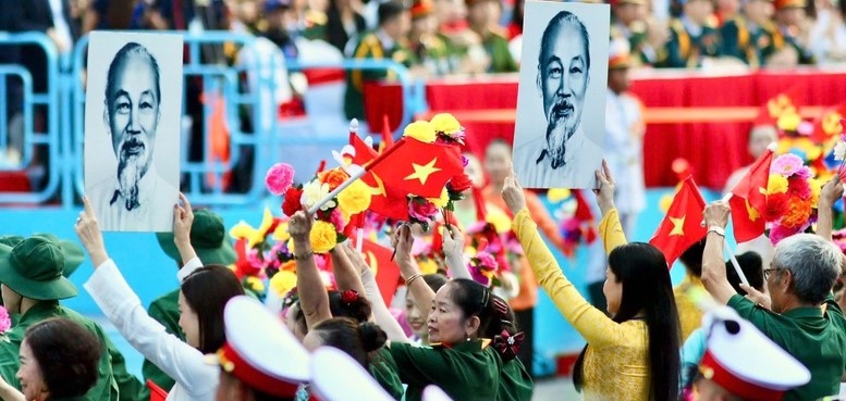 Ánh sáng Hồ Chí Minh soi đường cho chúng ta đi