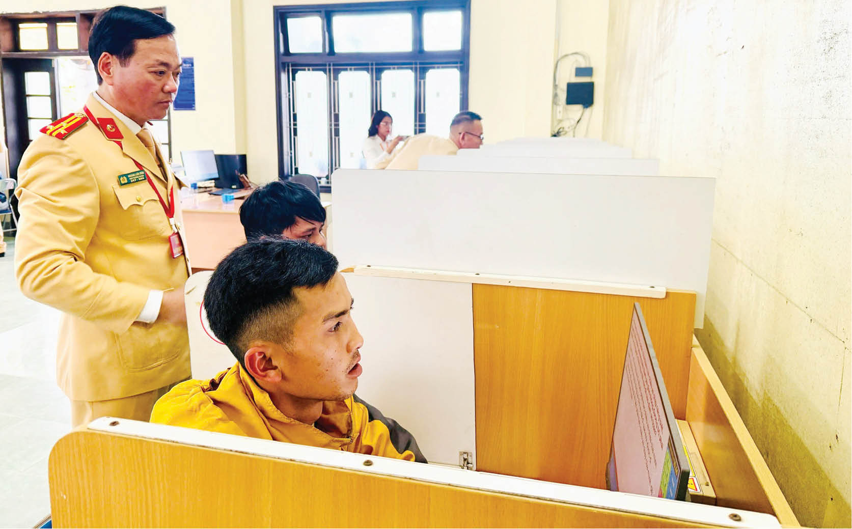 Đưa lớp học sát hạch lái xe lên vùng cao
