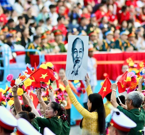 Ánh sáng Hồ Chí Minh soi đường cho chúng ta đi