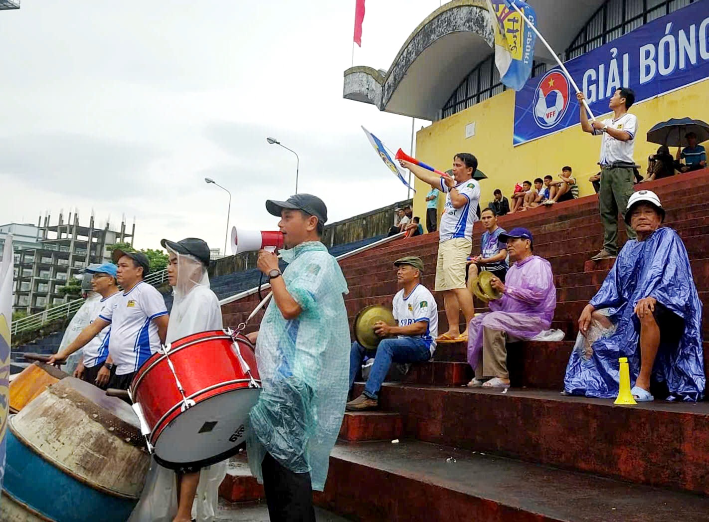 “Đòi nợ” thành công, Câu lạc bộ Bóng đá Huế áp sát ngôi đầu bảng A