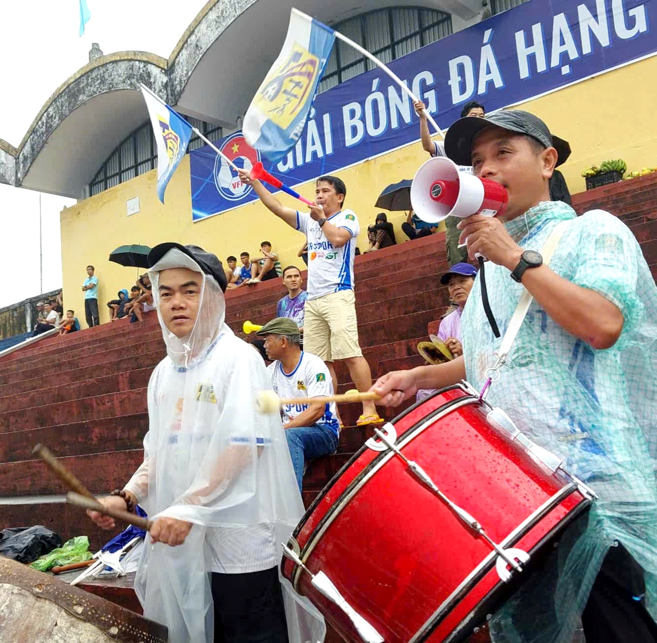 “Đòi nợ” thành công, Câu lạc bộ Bóng đá Huế áp sát ngôi đầu bảng A