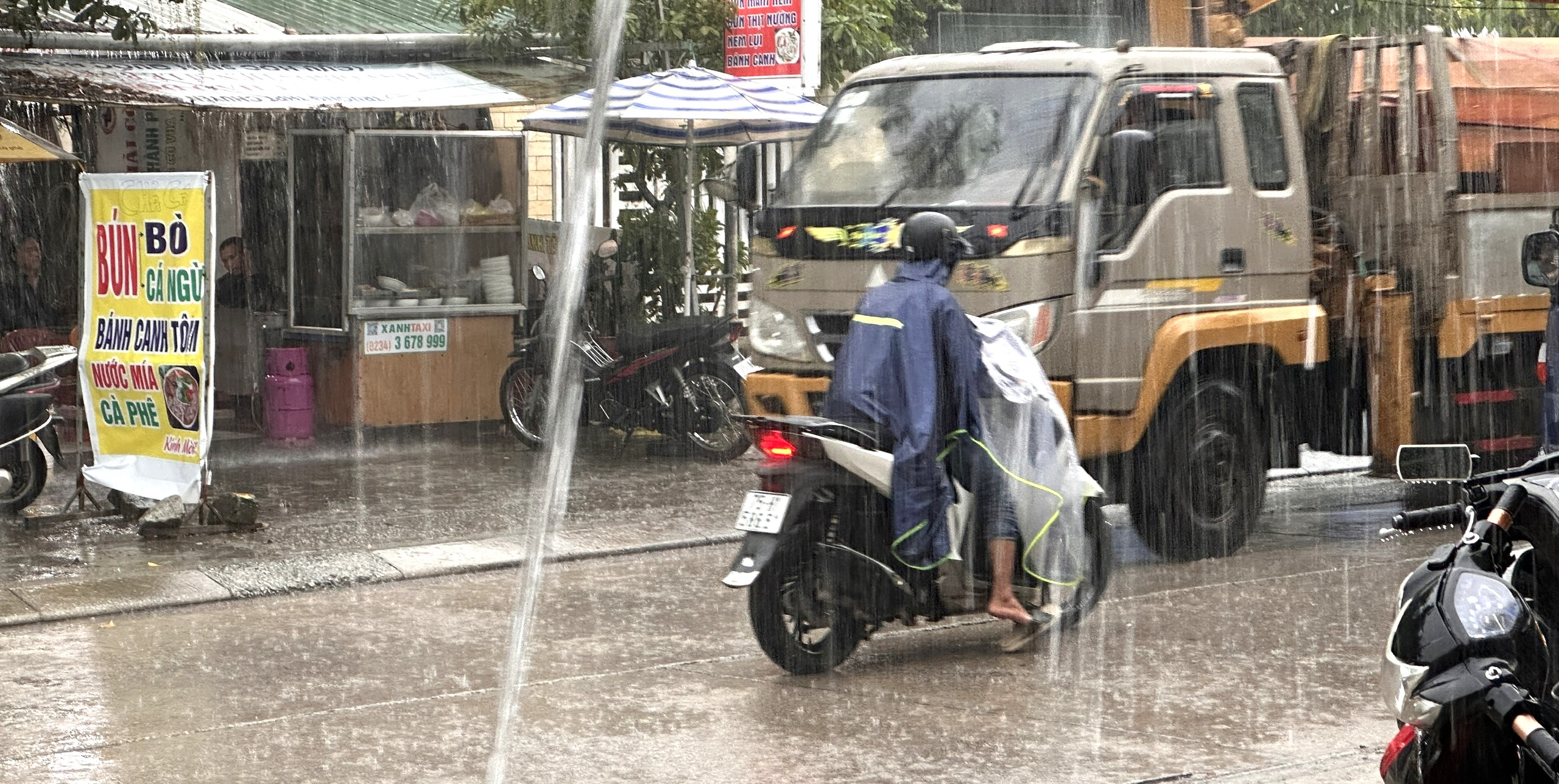 Mưa dông diện rộng, đề phòng lốc và sét