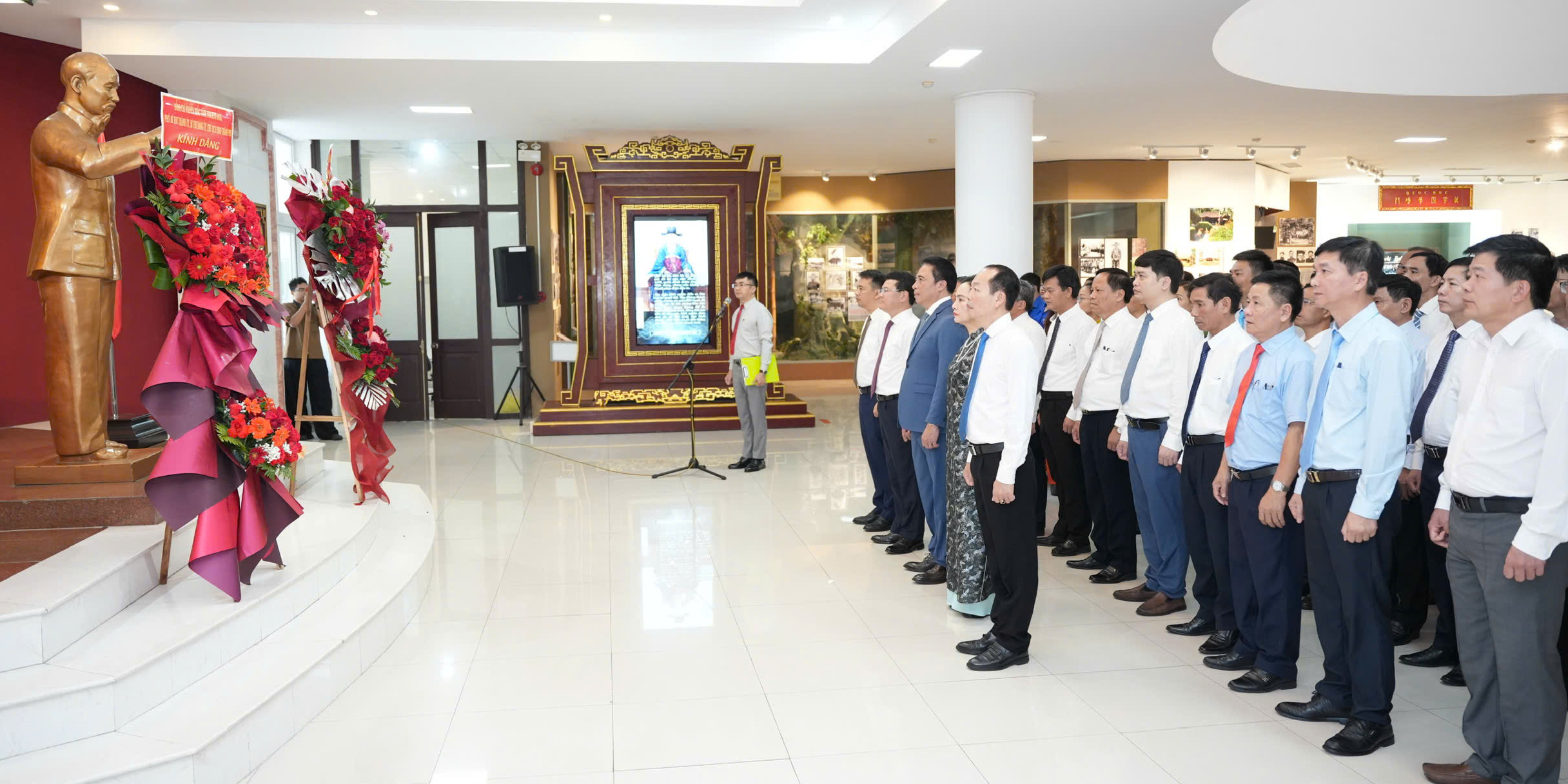 Đảng bộ UBND thành phố Huế dâng hoa tưởng niệm Chủ tịch Hồ Chí Minh