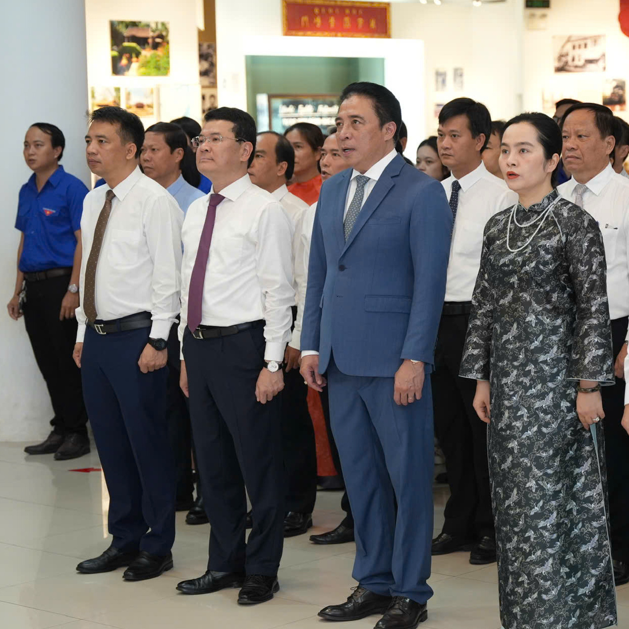 Đảng bộ UBND thành phố Huế dâng hoa tưởng niệm Chủ tịch Hồ Chí Minh