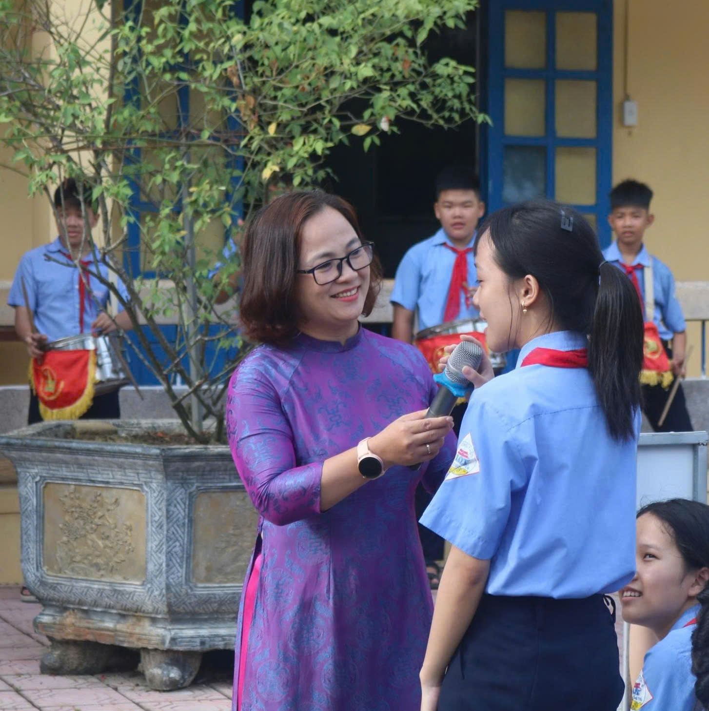 Kim Trà Trao “Heo đất tiết kiệm” và 25 suất học bổng cho học sinh khó khăn