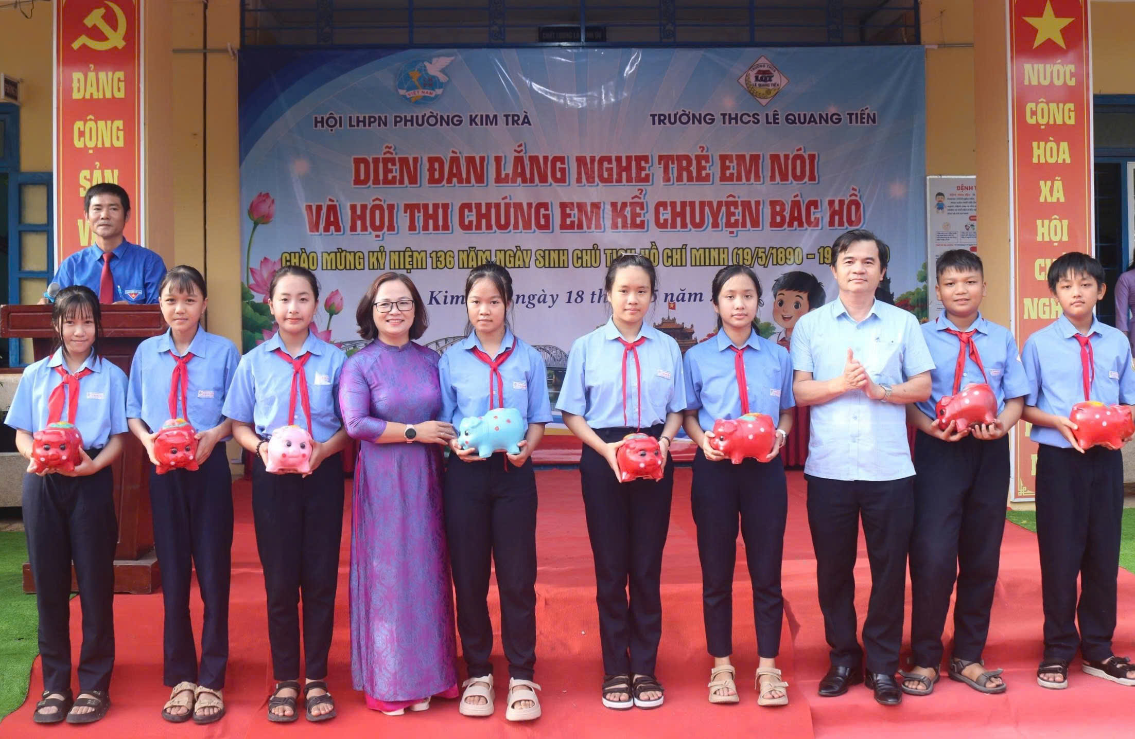 Kim Trà Trao “Heo đất tiết kiệm” và 25 suất học bổng cho học sinh khó khăn