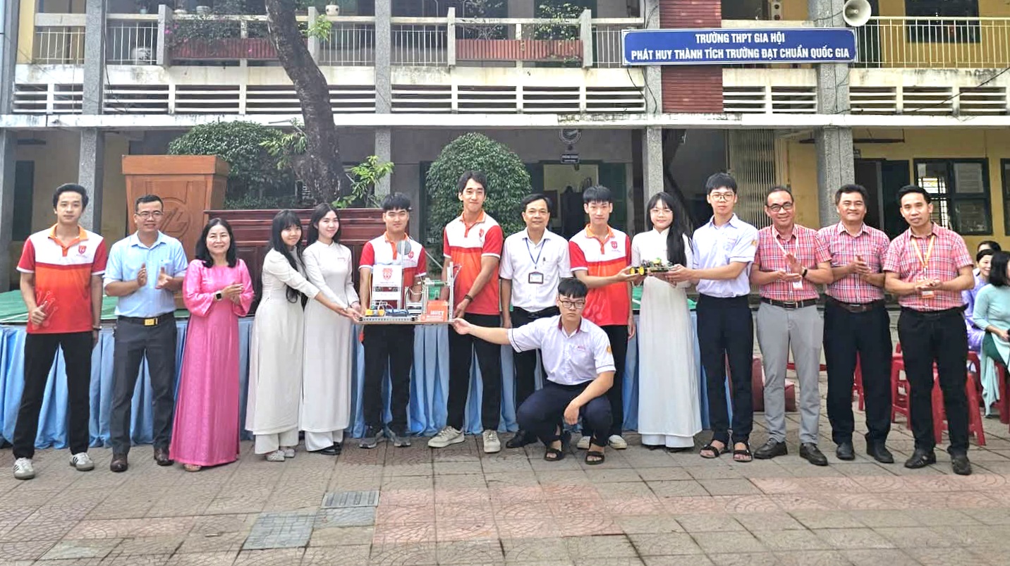 HUET giao lưu, hướng nghiệp cho học sinh Gia Hội