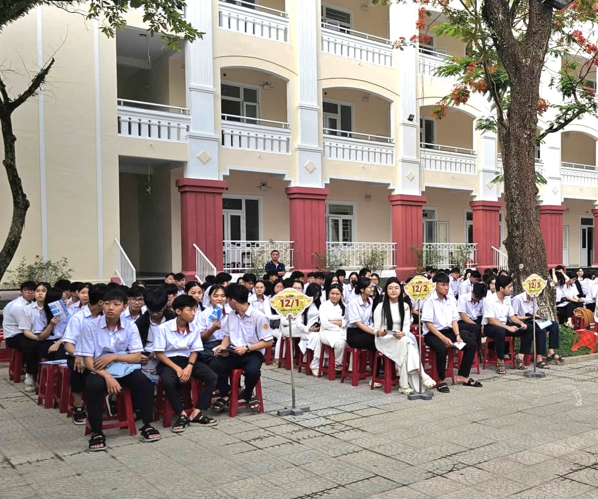 HUET giao lưu, hướng nghiệp cho học sinh Gia Hội
