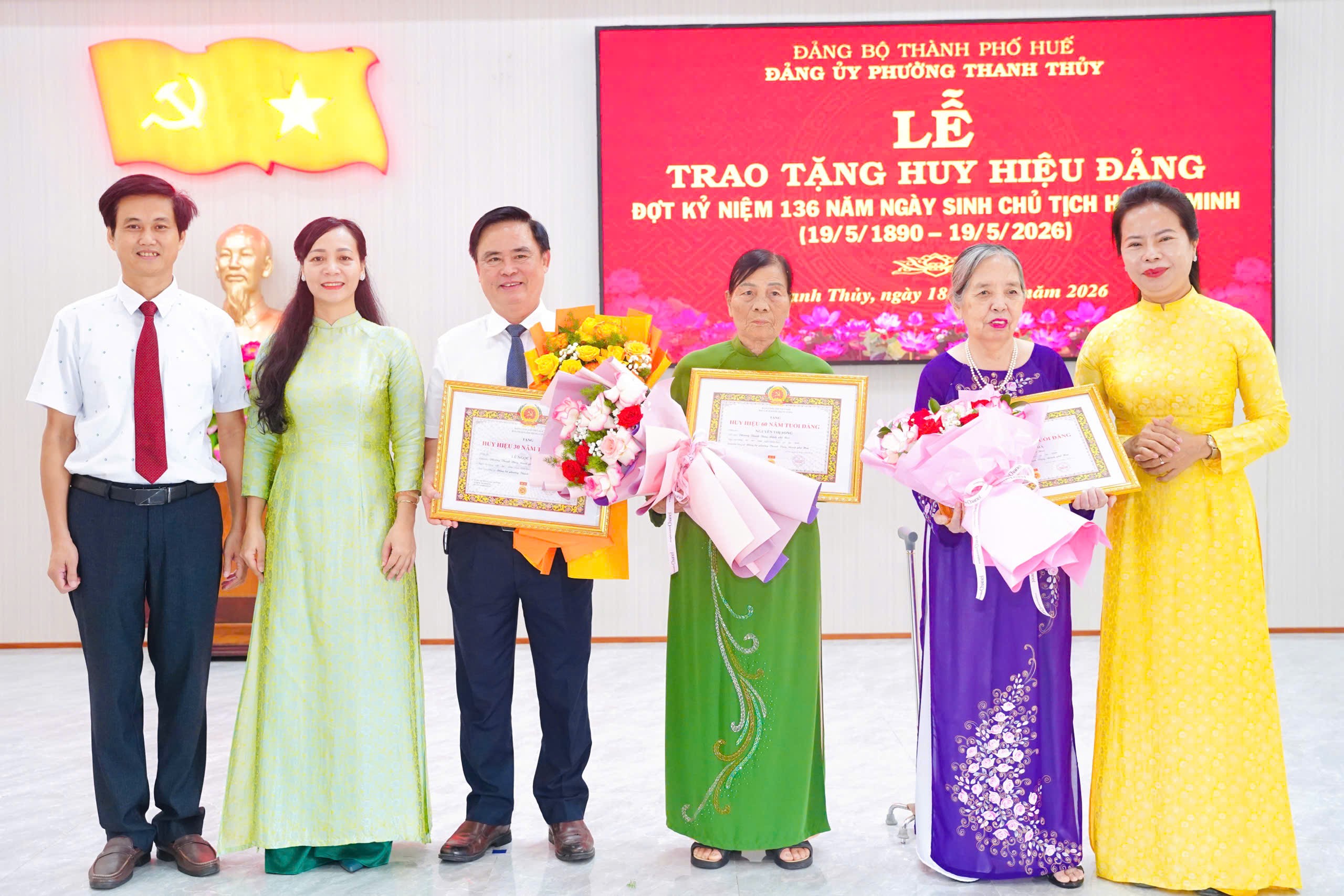 Trao tặng Huy hiệu Đảng cao quý cho 119 đảng viên lão thành