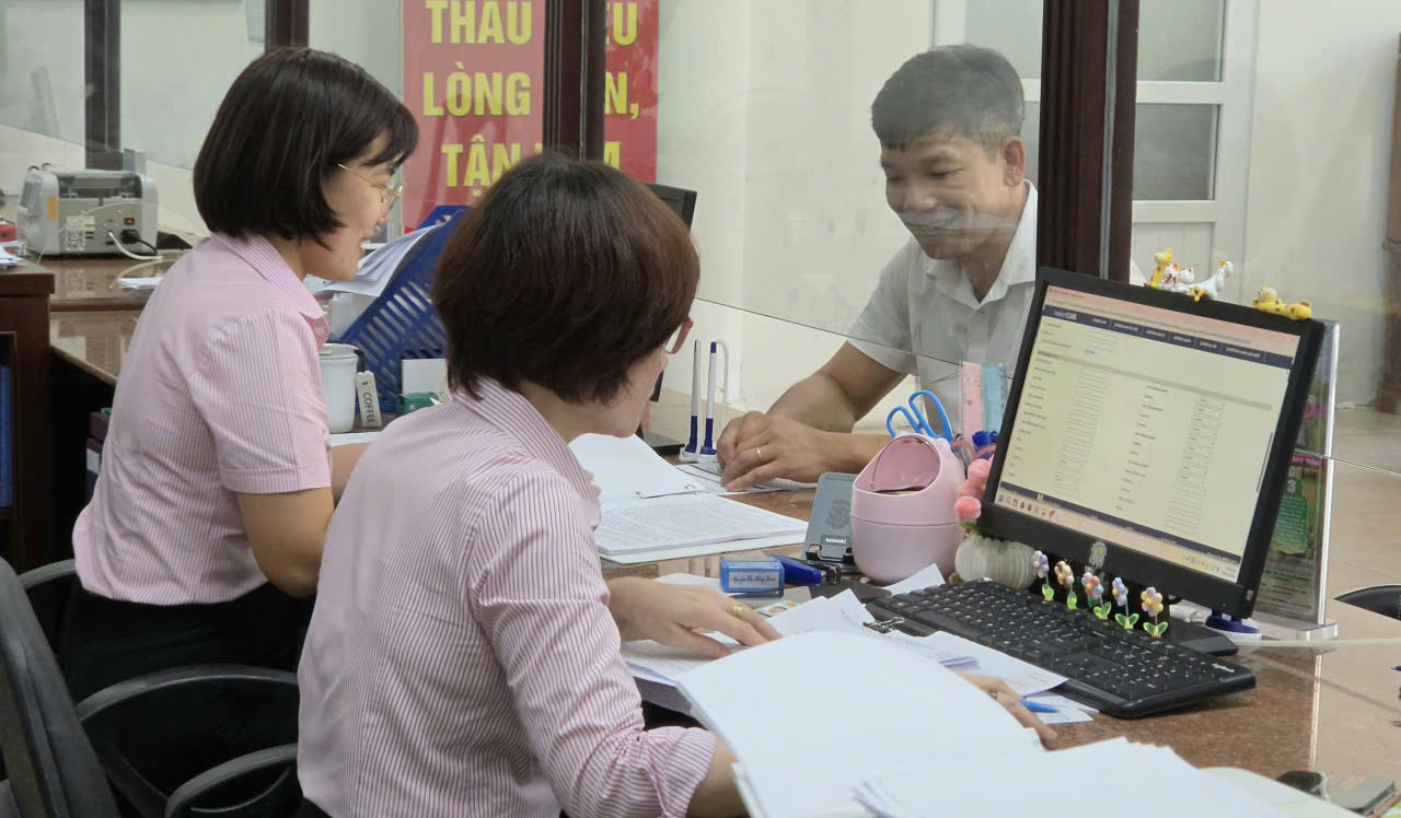 2 khách hàng được giải ngân vốn mua nhà ở xã hội