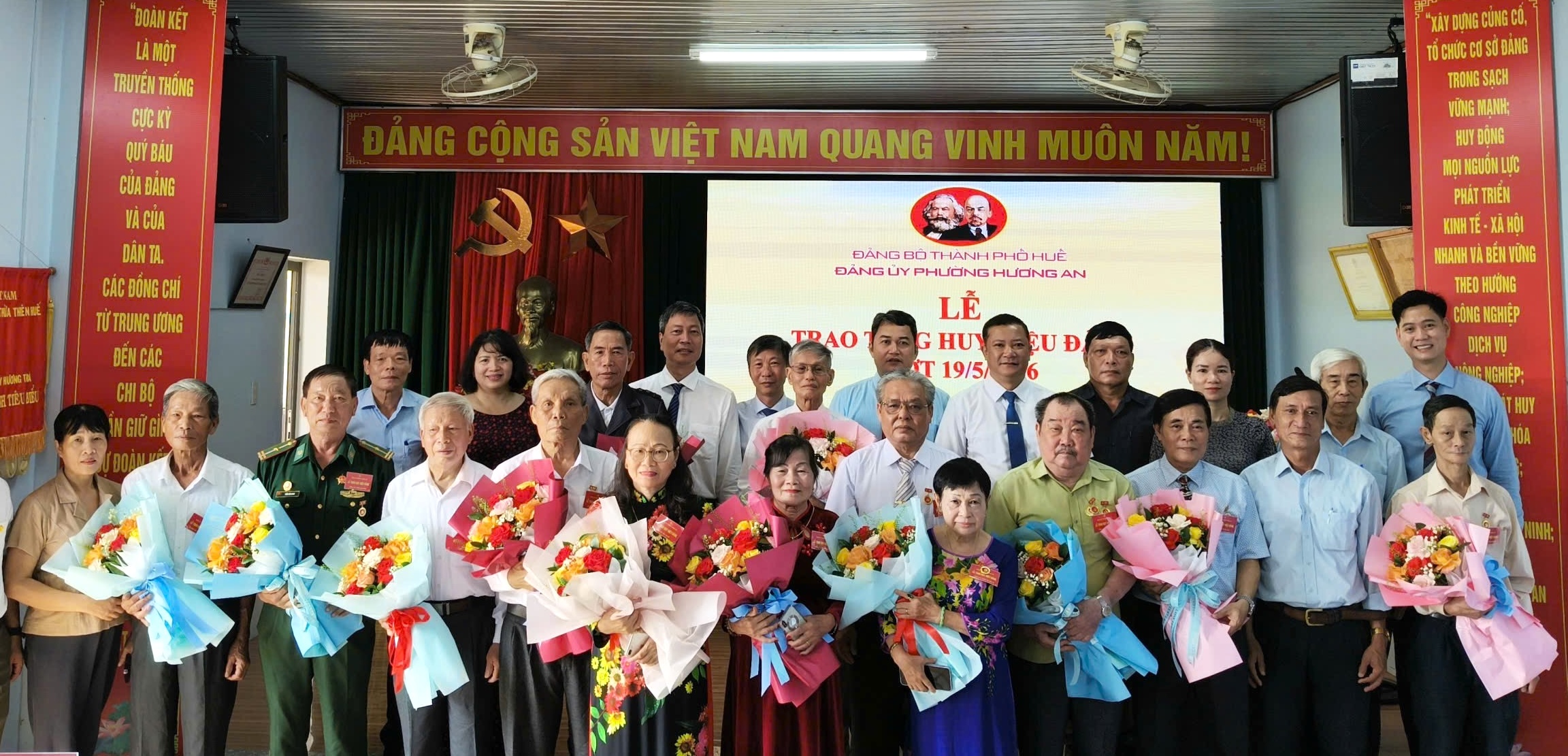 Phường Hương An, An Cựu trao Huy hiệu Đảng cho đảng viên lão thành