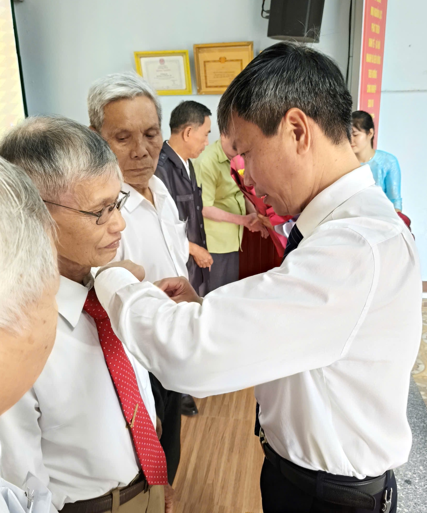 Phường Hương An, An Cựu trao Huy hiệu Đảng cho đảng viên lão thành