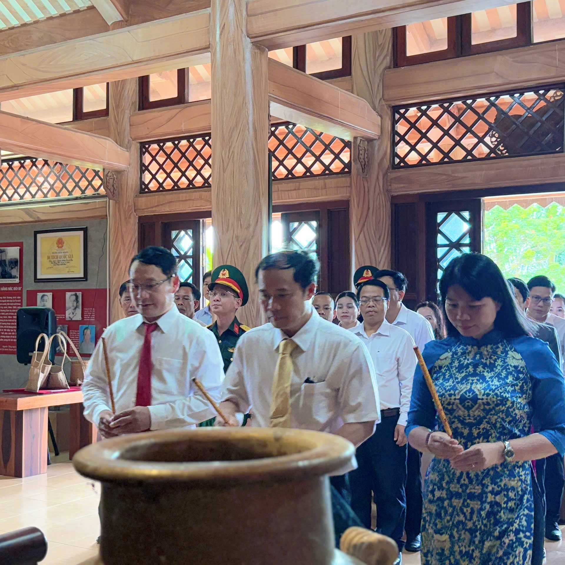 Dâng hương tưởng nhớ Chủ tịch Hồ Chí Minh và tri ân các Anh hùng Liệt sĩ