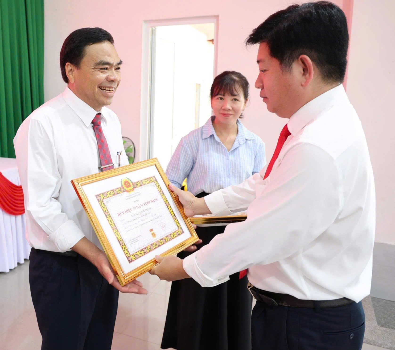 Nhiều đảng viên lão thành vinh dự được trao Huy hiệu Đảng