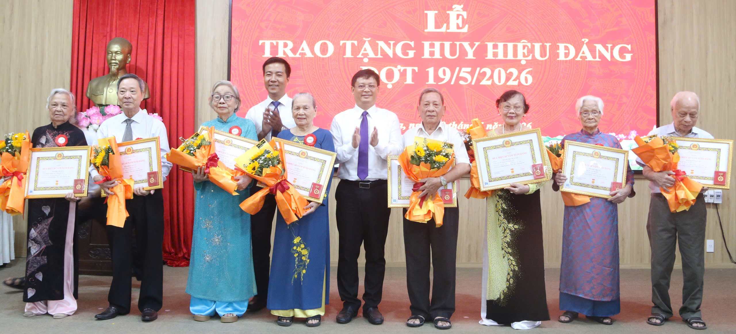 Nhiều đảng viên lão thành vinh dự được trao Huy hiệu Đảng