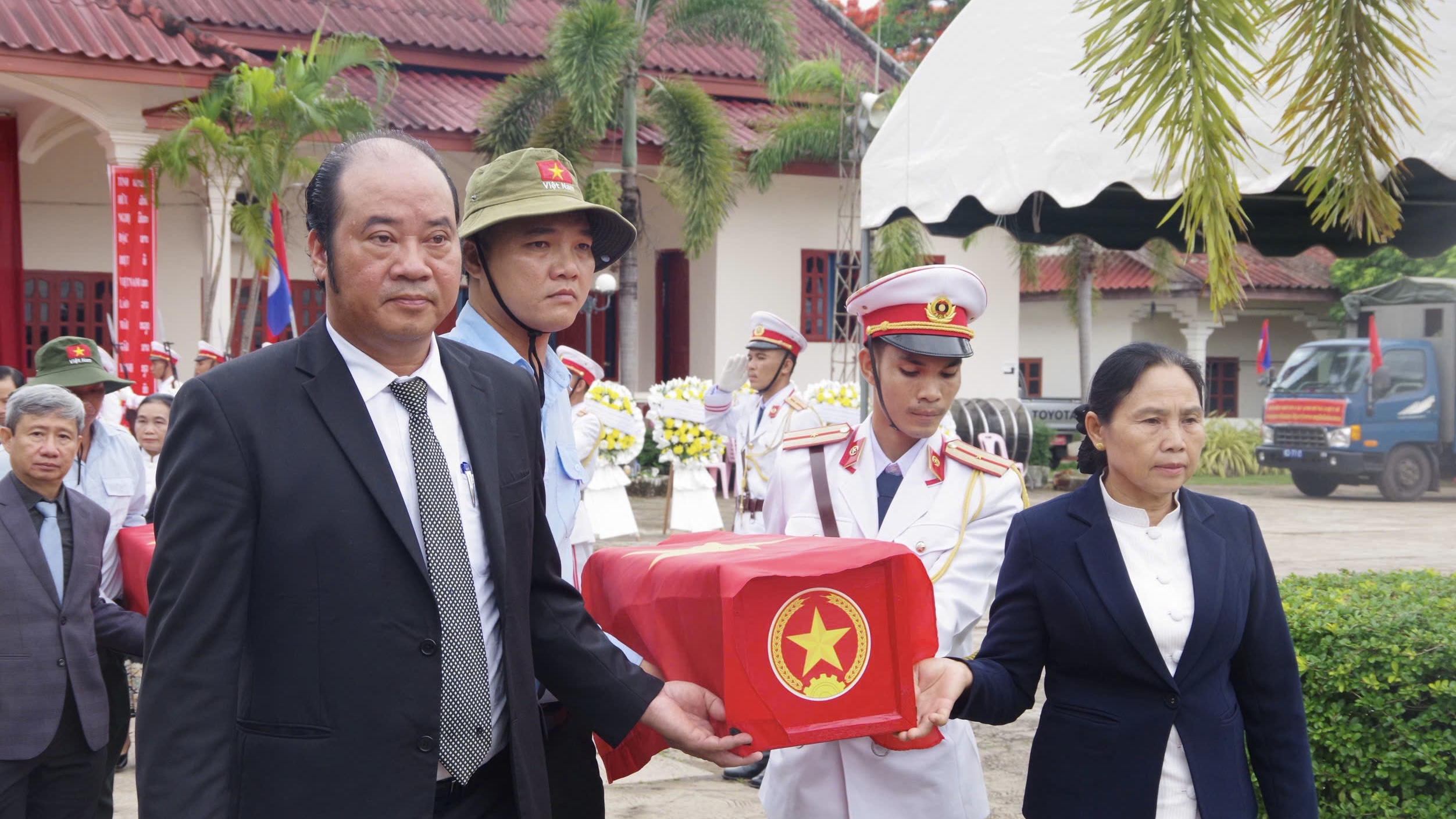 Đón nhận hài cốt Liệt sĩ và chuyên gia Việt Nam hy sinh trên chiến trường Lào