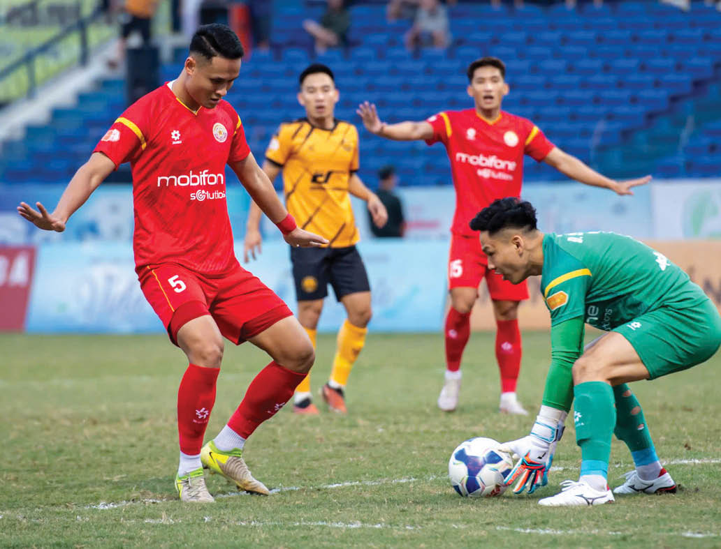 Khó lường cuộc đua trụ hạng V League