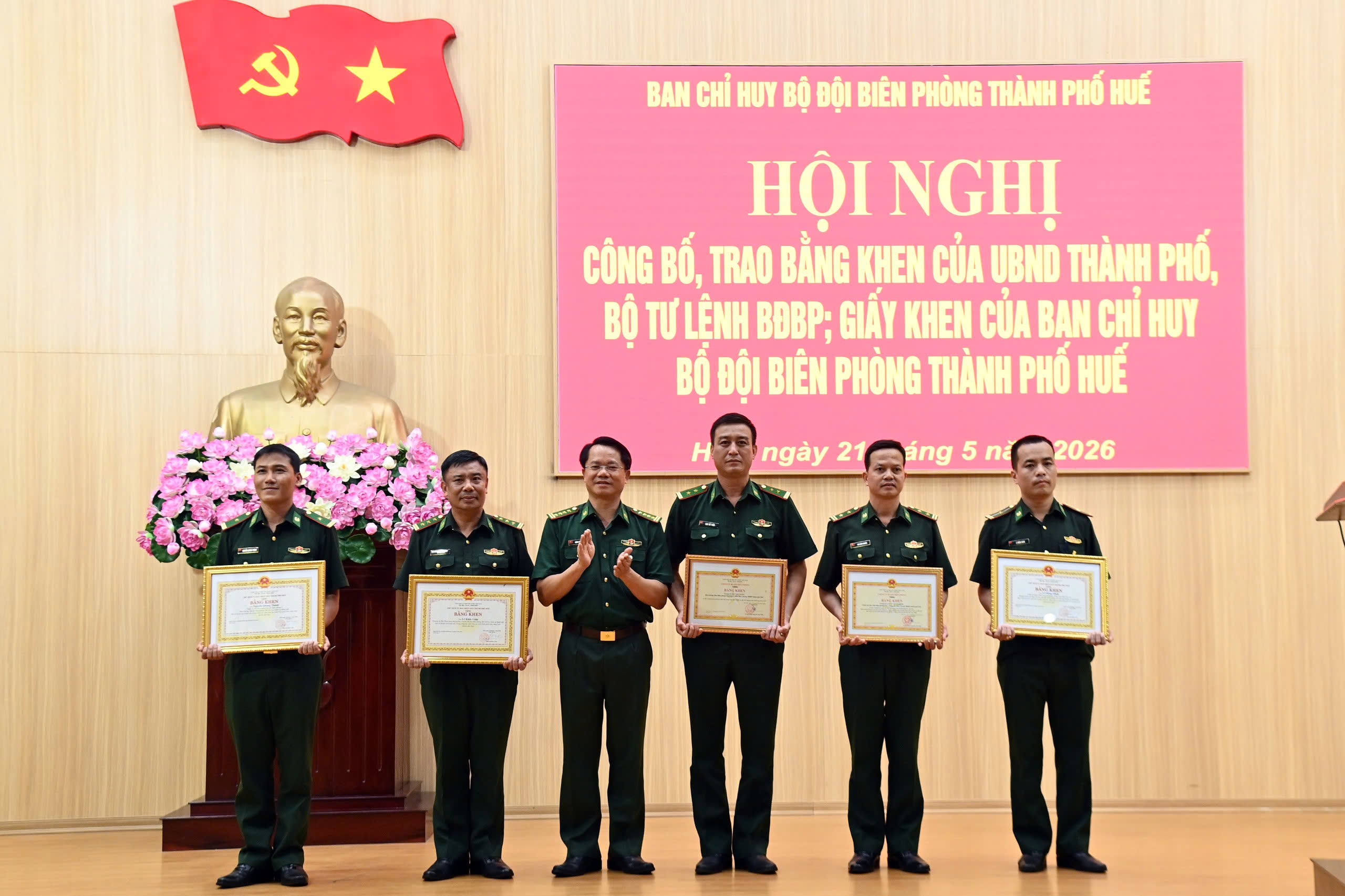 Bộ đội Biên phòng trao bằng khen, giấy khen cho nhiều tập thể, cá nhân tiêu biểu
