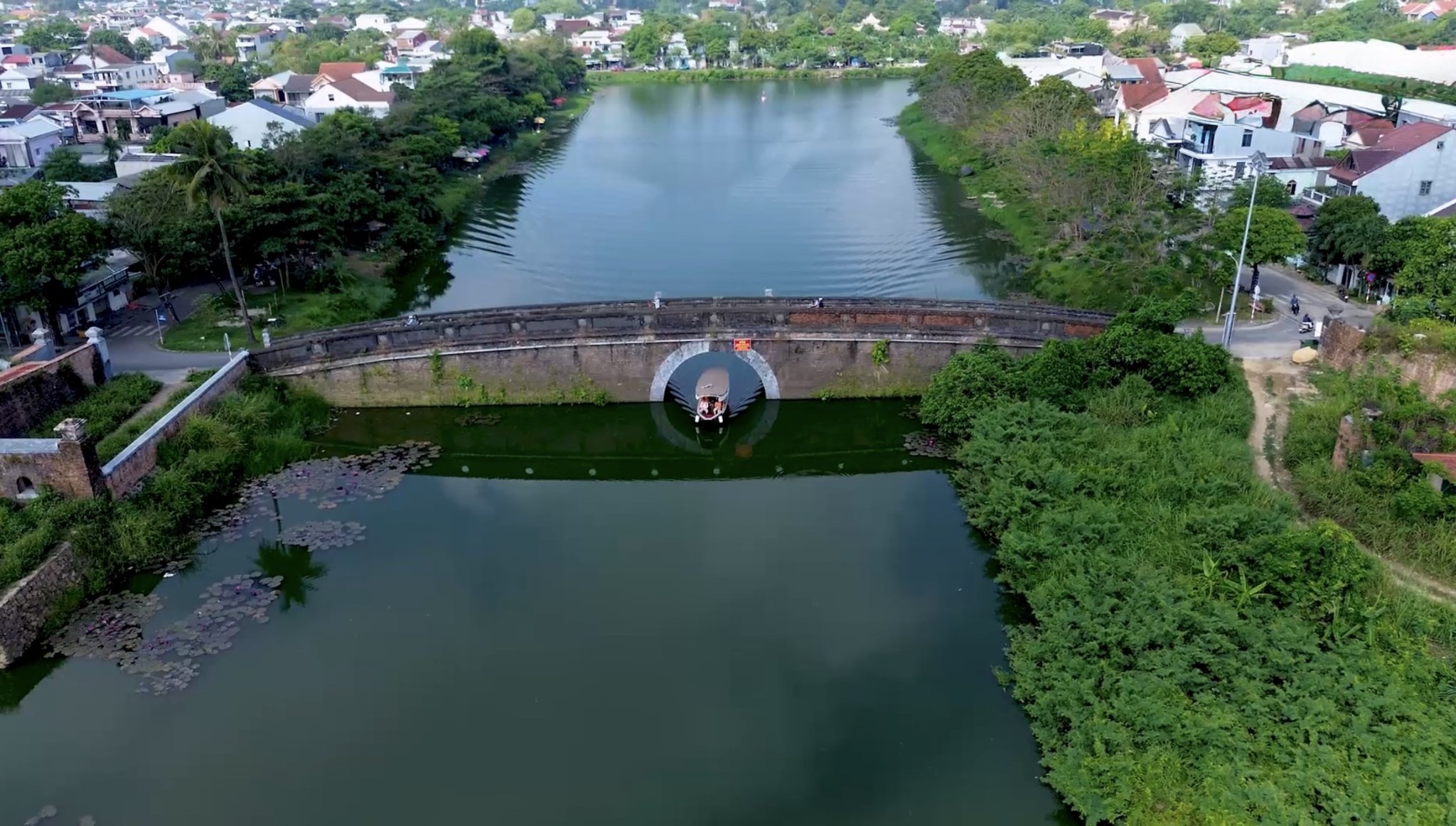 Ngắm Huế bằng thuyền điện