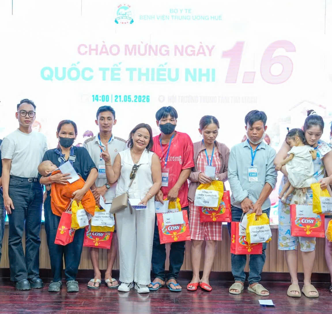 Bệnh viện Trung ương Huế trao quà cho bệnh nhi khó khăn