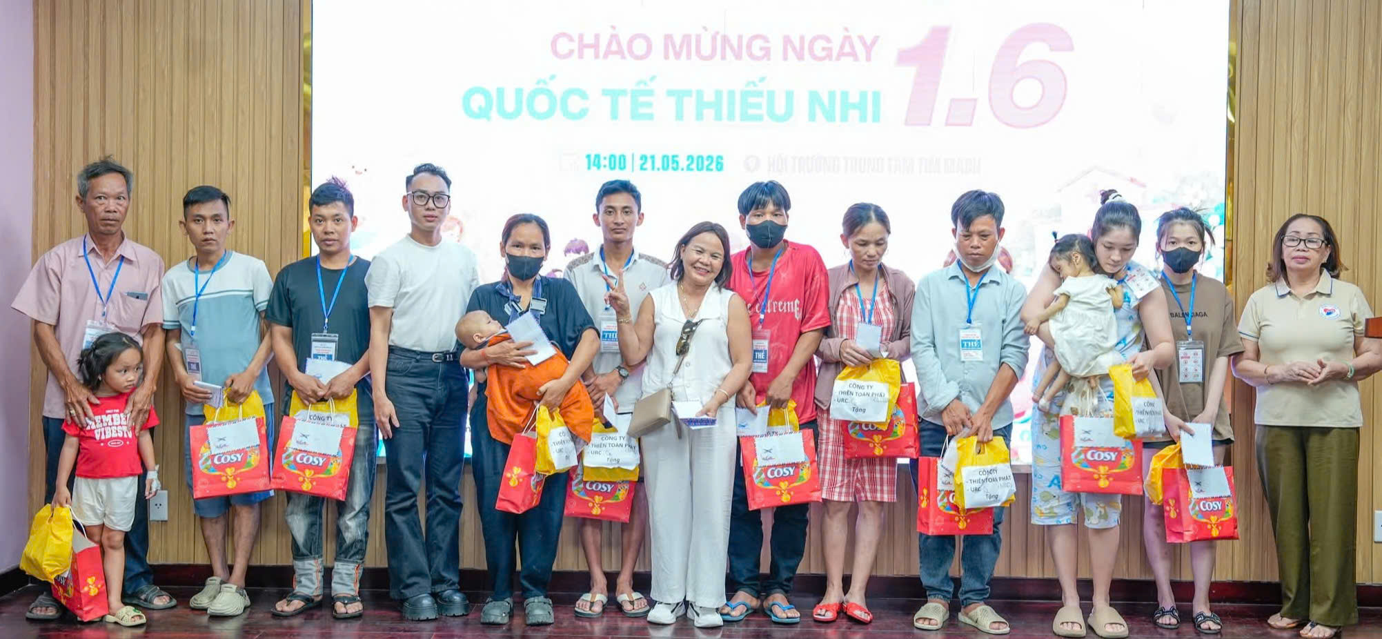 Bệnh viện Trung ương Huế trao quà cho bệnh nhi khó khăn