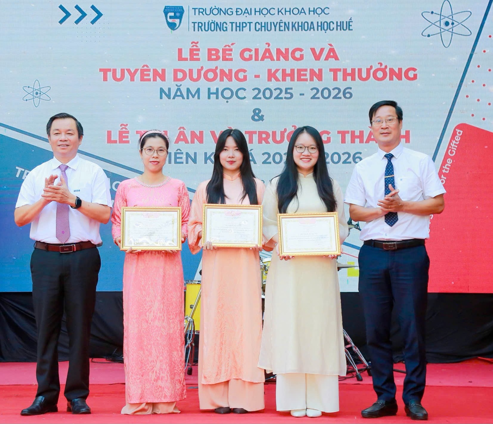 Trường THPT Chuyên Khoa học Huế khen thưởng gần 320 học sinh xếp loại tốt