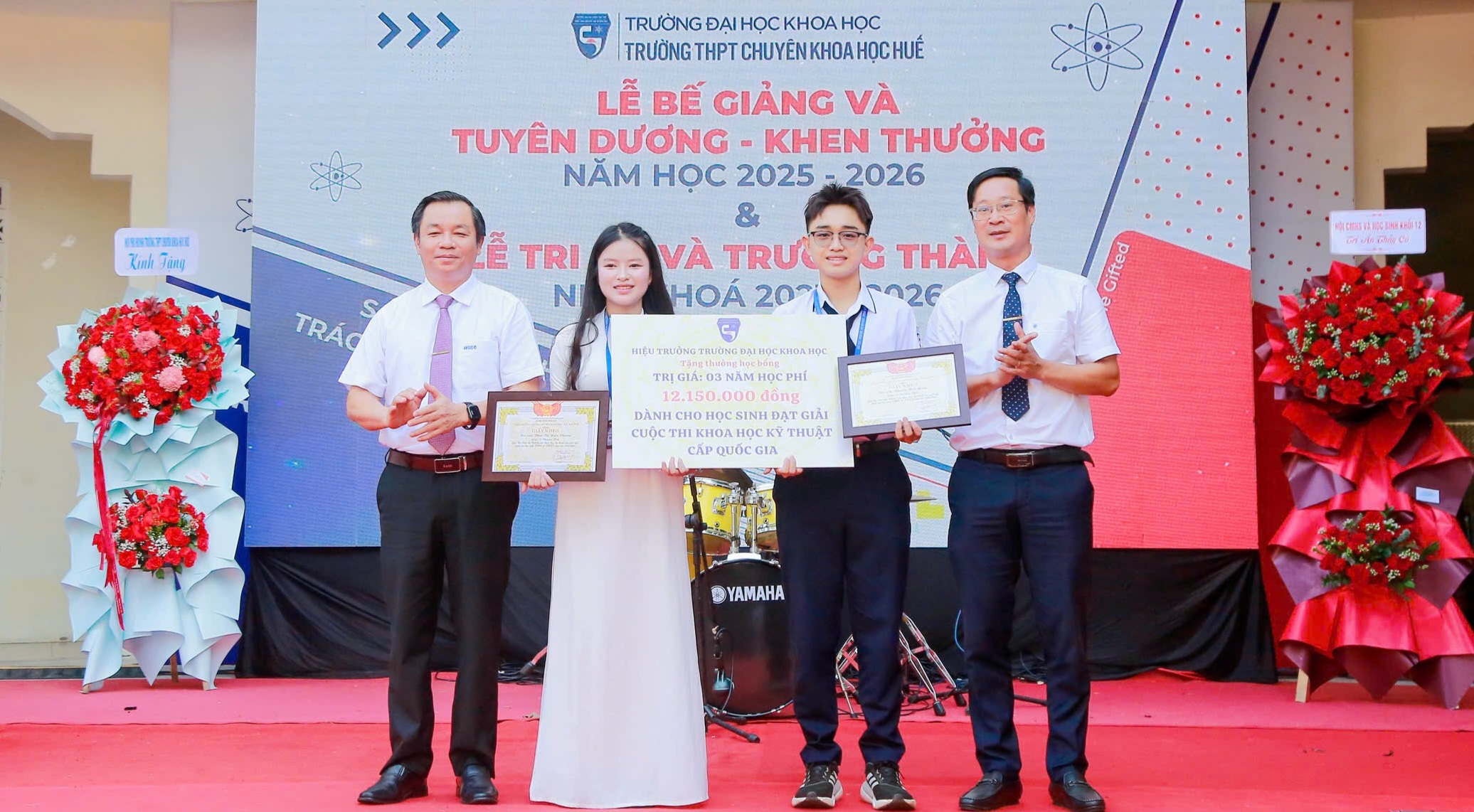 Trường THPT Chuyên Khoa học Huế khen thưởng gần 320 học sinh xếp loại tốt