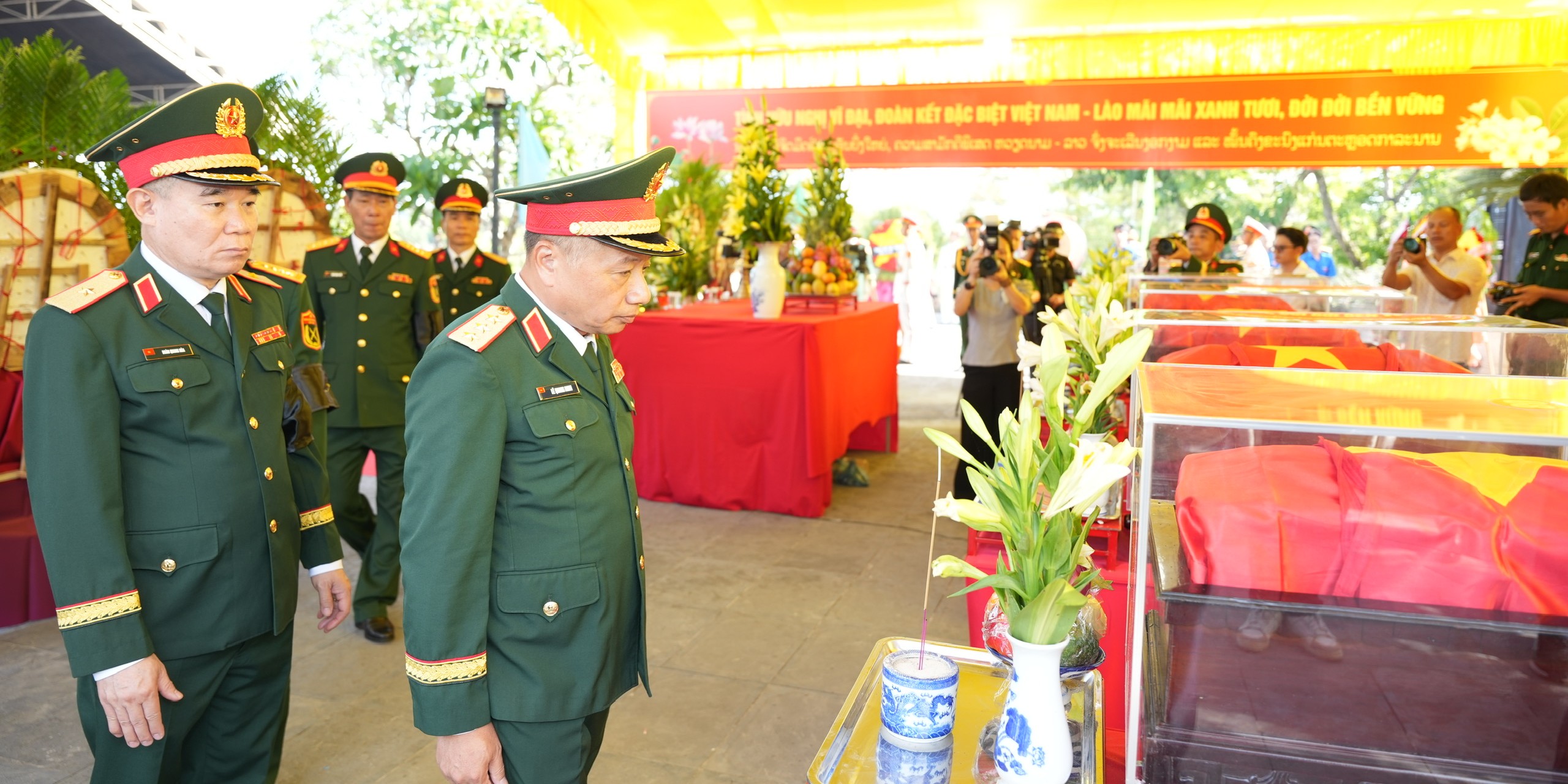 Trang trọng, xúc động lễ truy điệu và an táng 8 hài cốt liệt sĩ, chuyên gia hy sinh tại Lào