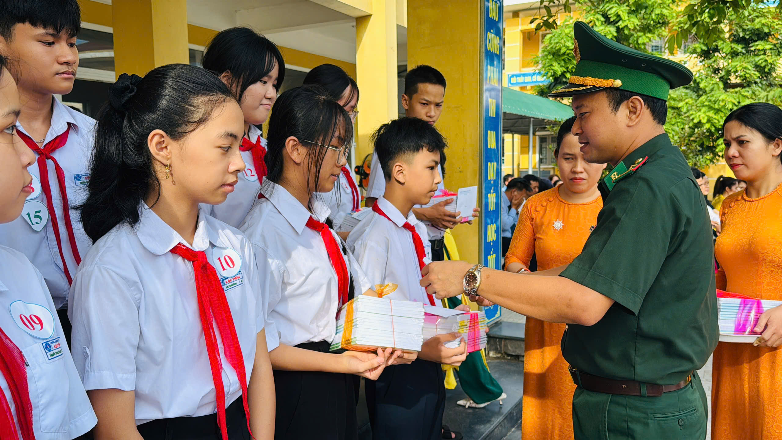Trao tặng mô hình “Góc học tập cho em” cho học sinh khu vực biên giới